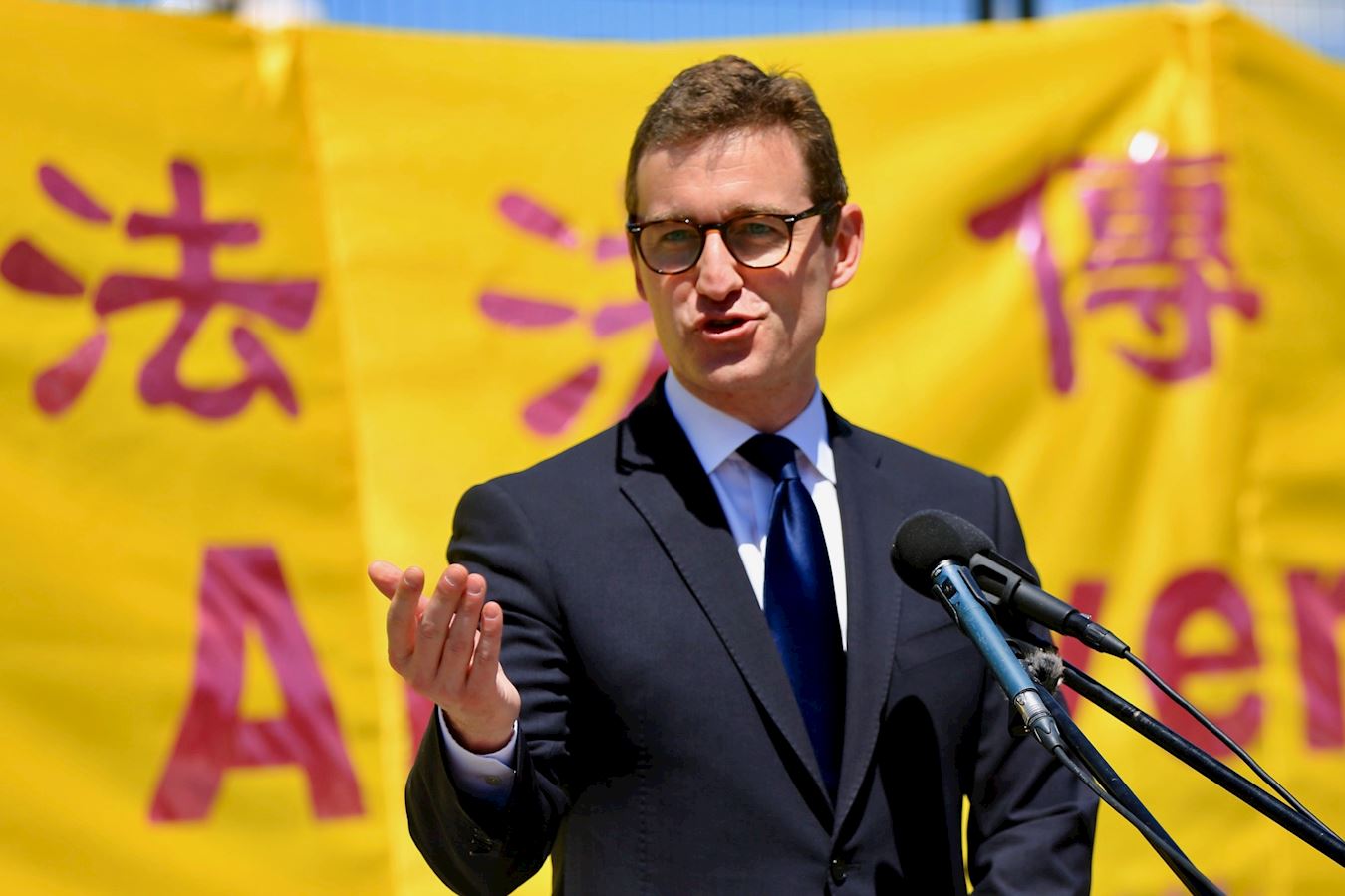 '图13:二零二五年五月二十八日,国会议员贝克(Yvan Baker)在法轮大法弘传三十三周年庆典上演讲。'