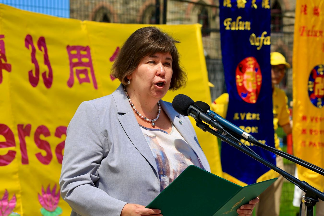 '图14:二零二五年五月二十八日,国际发展部长国会秘书、自由党国会议员万登贝尔德(Anita Vandenbeld)在法轮大法弘传三十三周年庆典上演讲。'