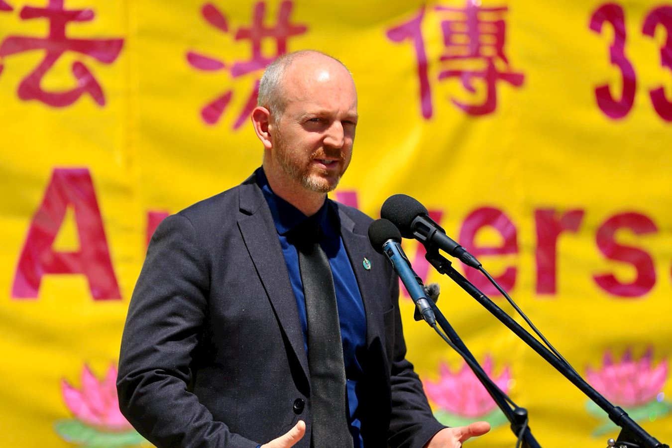 '图21:二零二五年五月二十八日,国会议员古列尔明(Michael Guglielmin)在法轮大法弘传三十三周年庆典上演讲。'