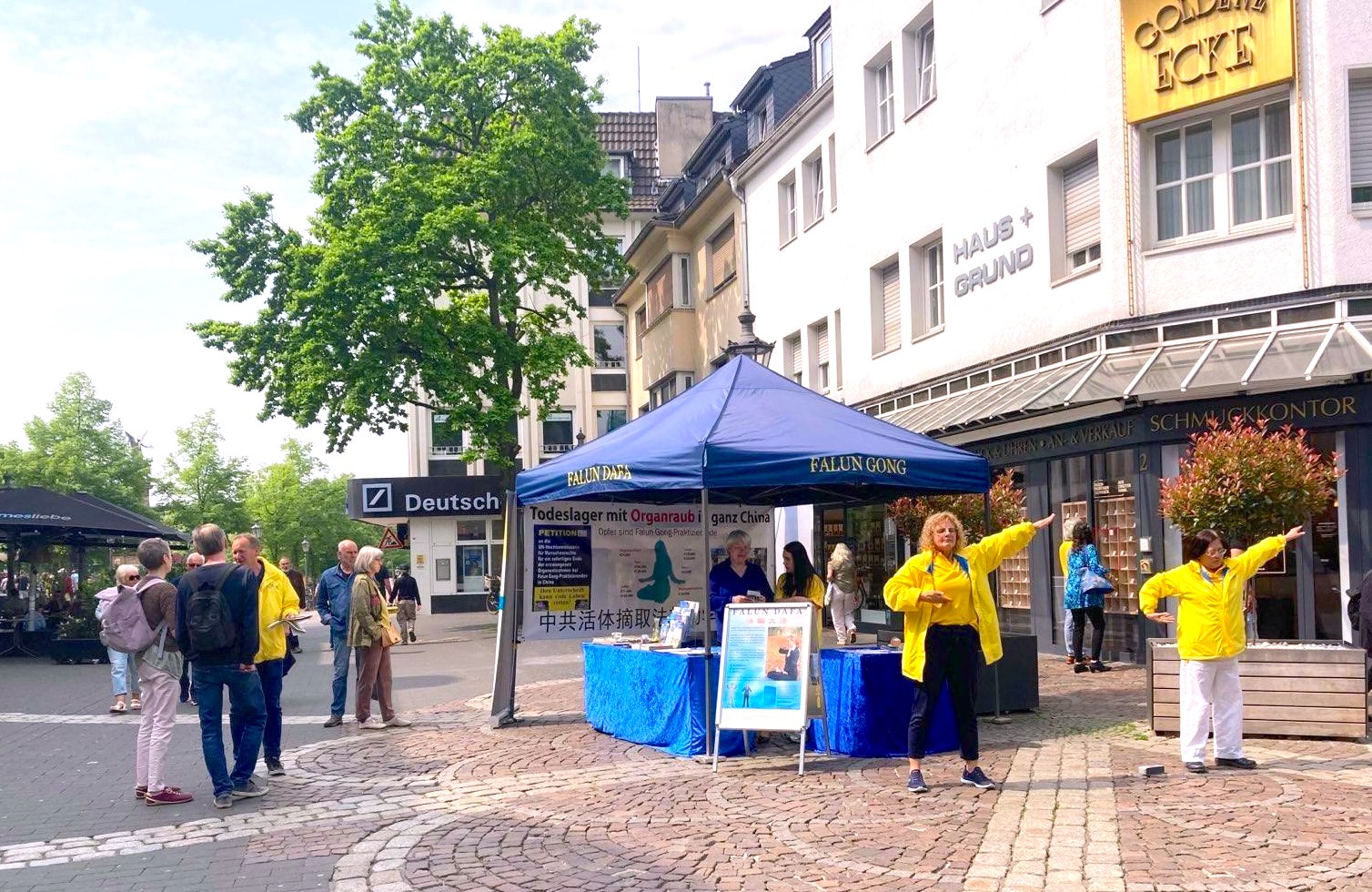 图1:二零二五年五月二日,法轮功学员在德国西部小城锡格堡(Siegburg)举办活动,传播法轮功的美好,并揭露中共迫害法轮功的真相。