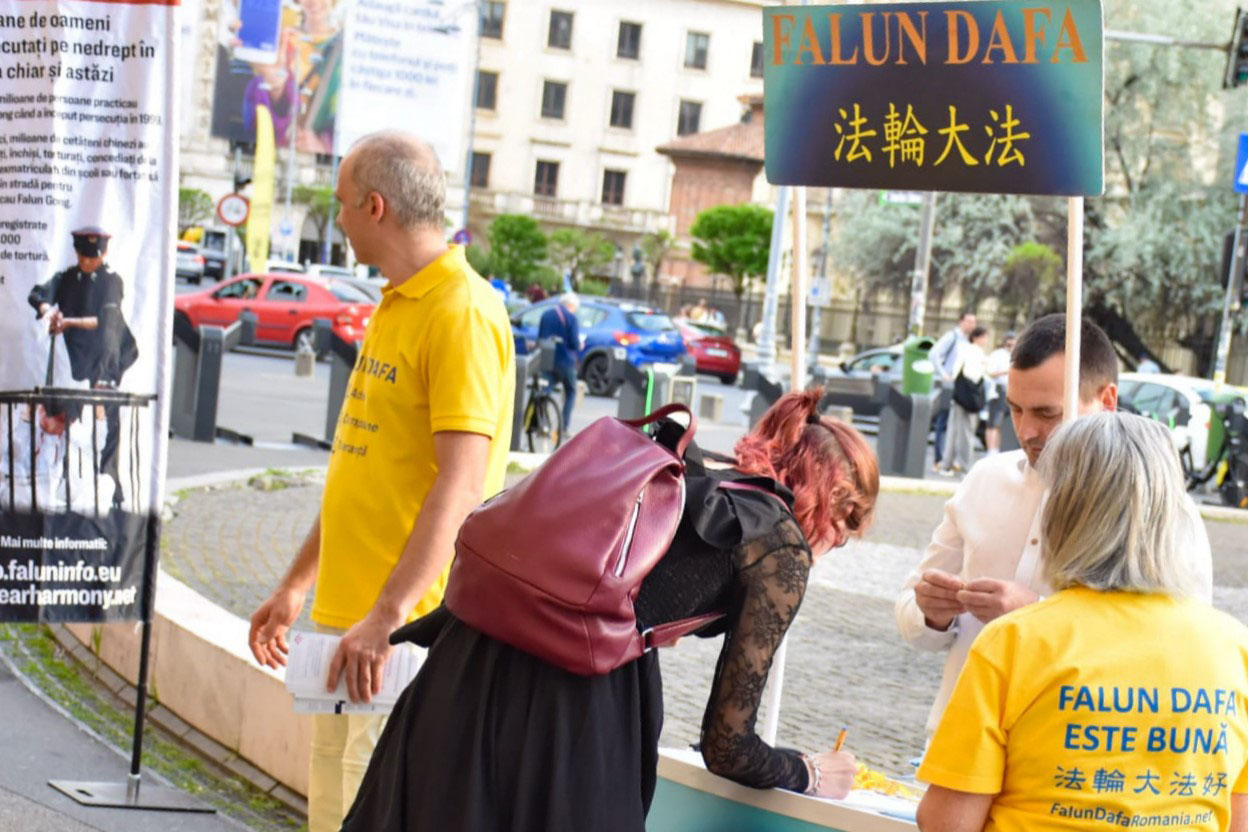 图9:来自锡比乌(Sibiu)的年轻女士支持法轮大法,并在请愿书上签名呼吁停止迫害。
