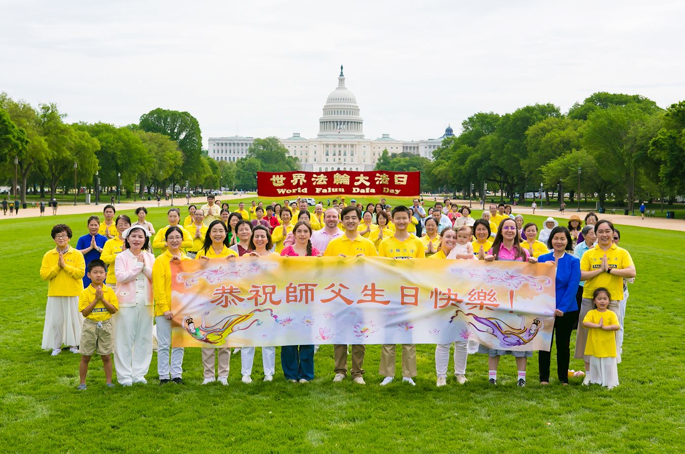 '图1:二零二五年五月三日,美国首都华盛顿地区的部份法轮功学员在国家广场大草坪庆祝世界法轮大法日,恭祝师父生日快乐,表达对师父的感恩。'