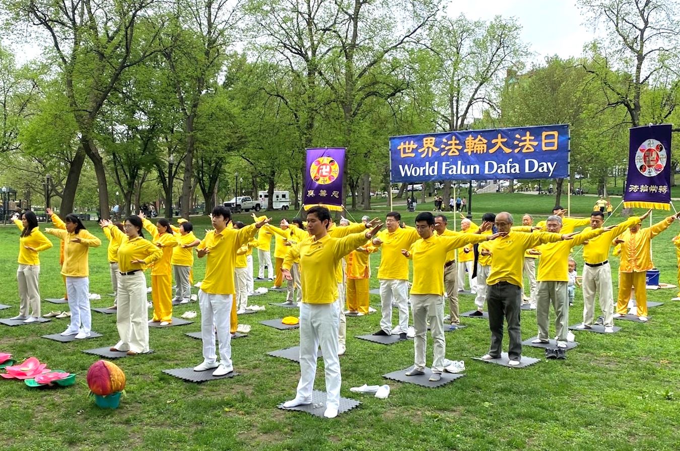 '图2:新英格兰地区法轮功学员集体炼功庆大法日谢师恩'