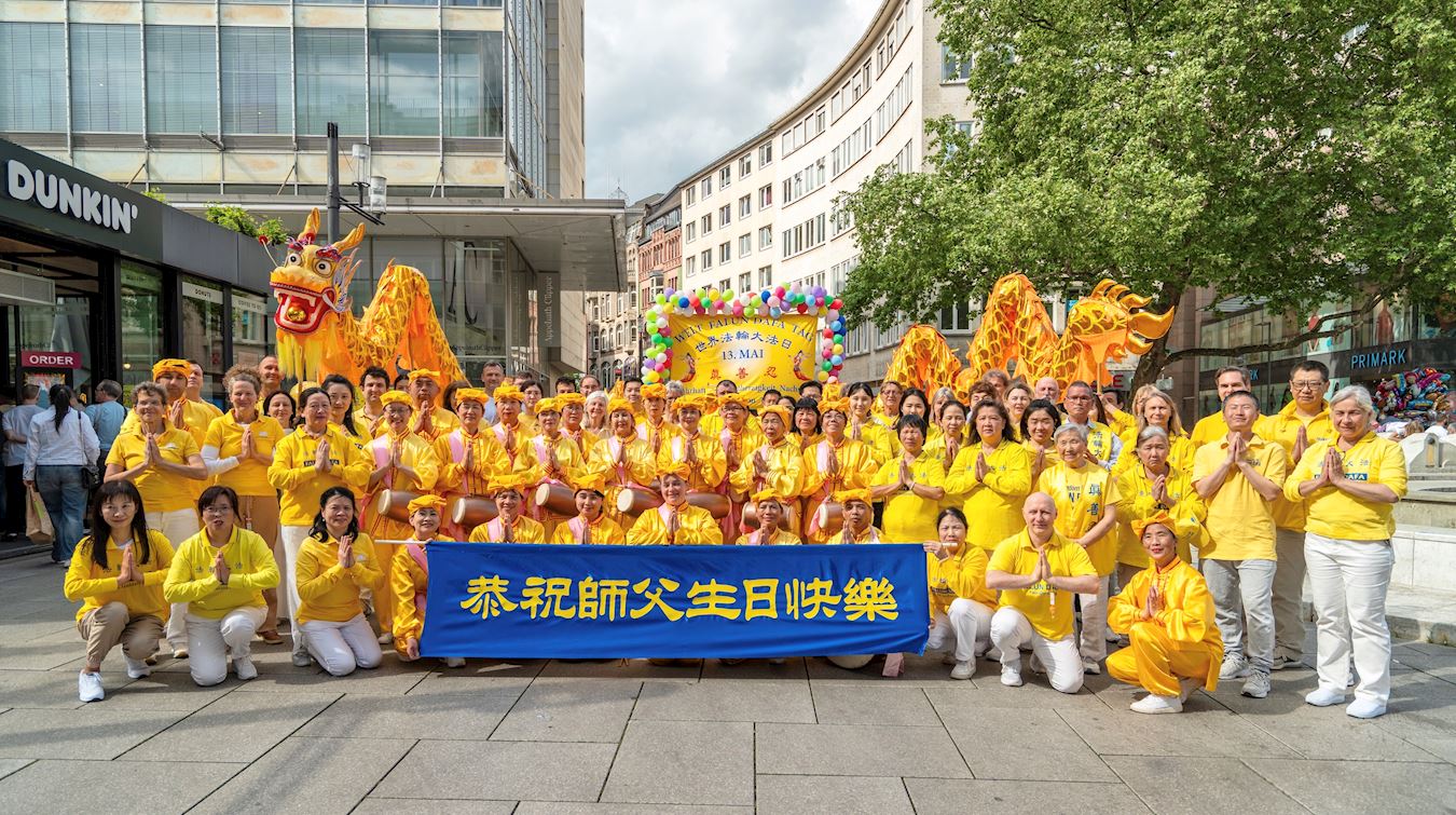 '图1:二零二五年五月三日,德国法轮功学员在法兰克福庆祝即将到来的第二十六届五•一三世界法轮大法日。全体学员合影恭祝法轮功创始人李洪志师尊生日快乐。'