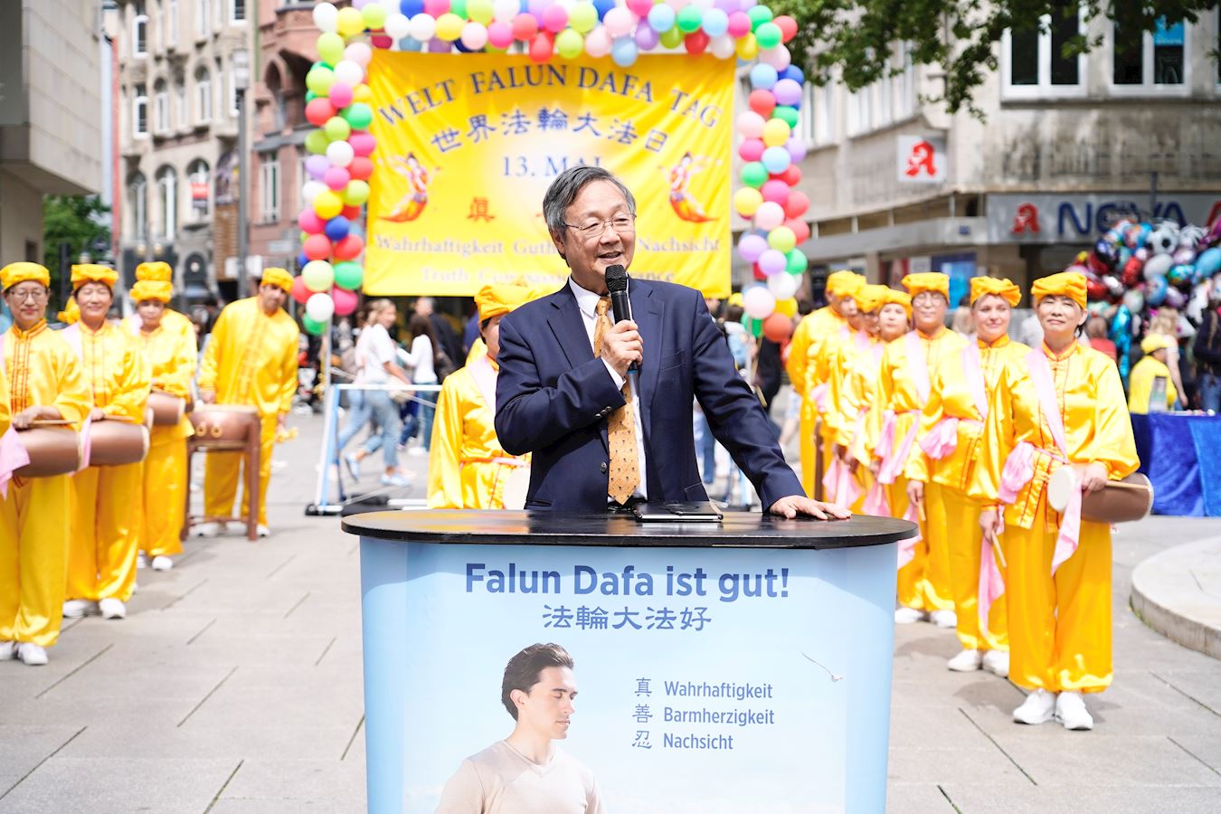 '图8:人权协会理事、中国问题专家吴曼杨祝贺世界法轮大法日。'