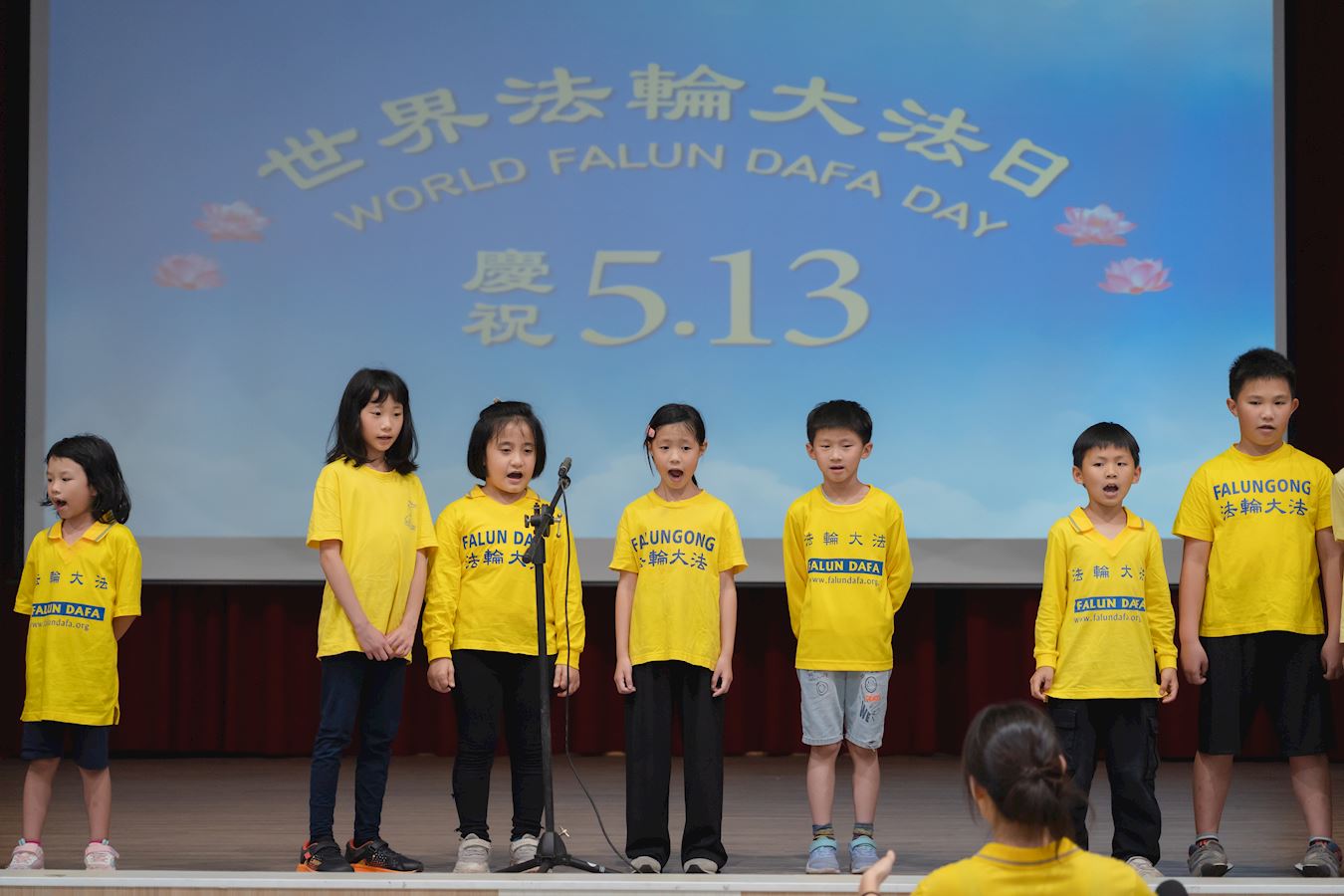 '图3:小弟子背诵《洪吟》、欢唱《法轮大法好》歌曲,以表达对师尊感恩之意。'