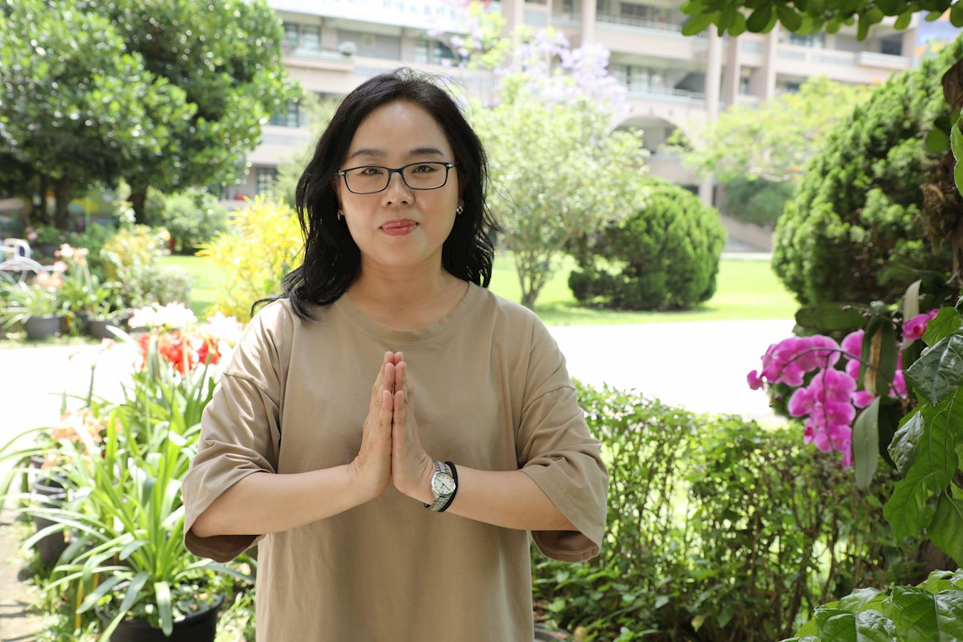 '图4:罗茜庭双手合十说:“会一直坚持善良与传统,坚修到底以谢师恩。”'