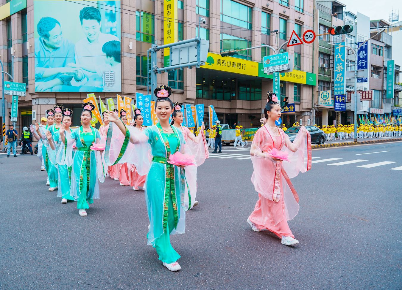 '图3:台湾云嘉南地区“庆祝5.13世界法轮大法日”游行活动中美丽的仙女队。'