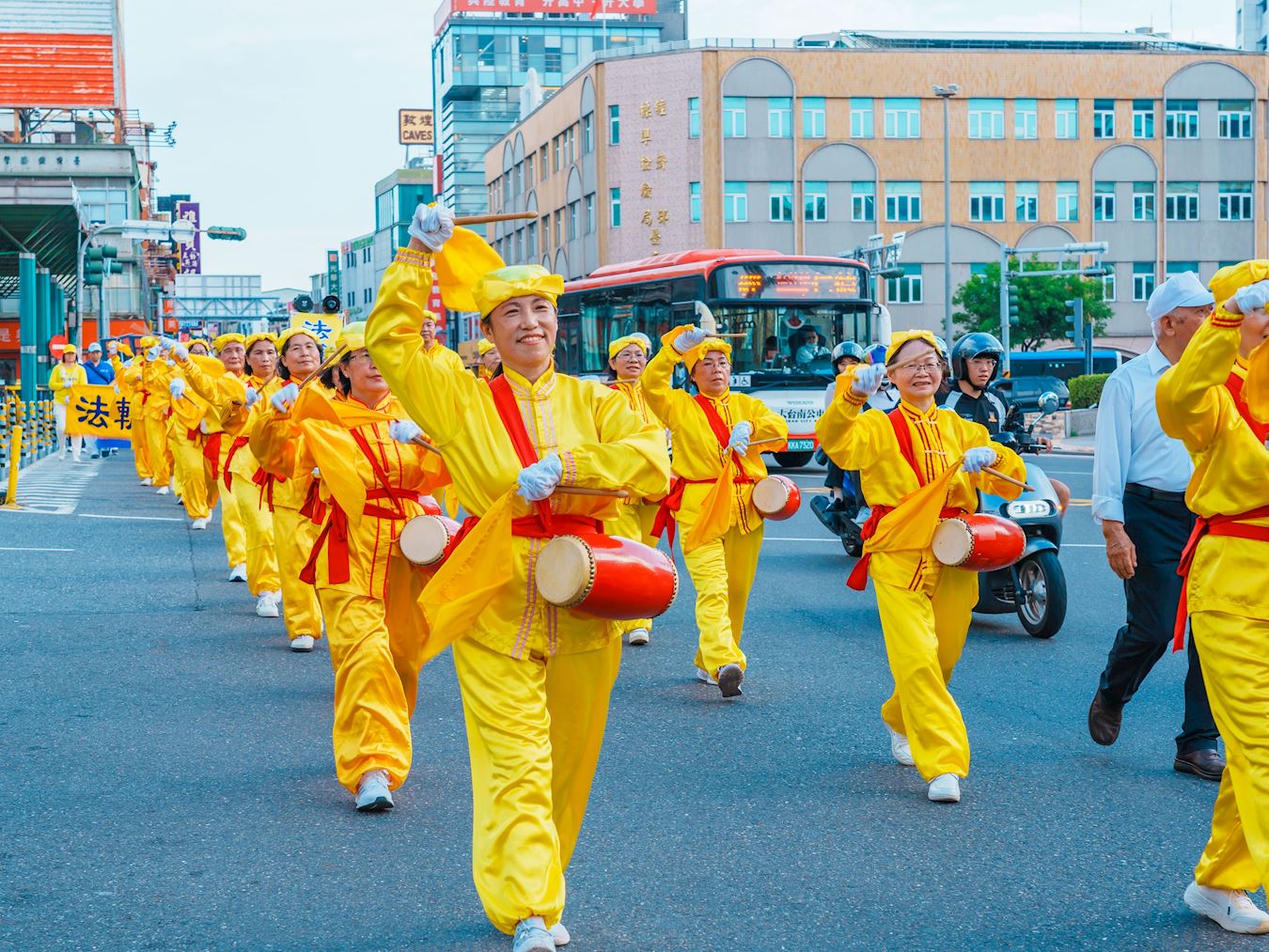 '图4:台湾云嘉南地区“庆祝5.13世界法轮大法日”游行活动中活泼的腰鼓队。'