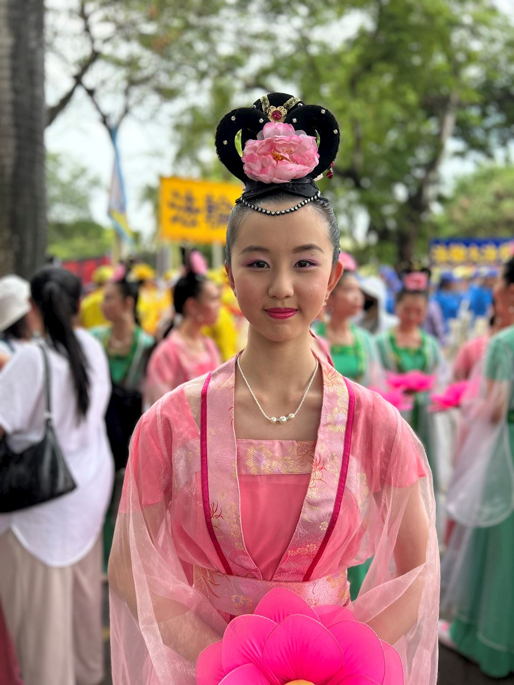 '图10:从小修炼法轮功的杨謦玑会体谅父母师长,乐于帮助同学。'