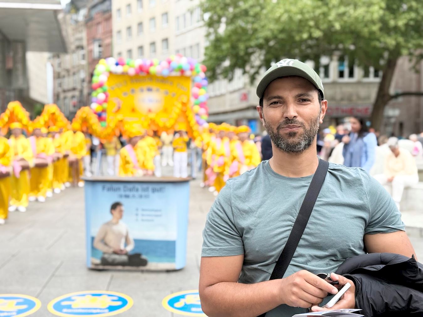 '图16:哈姆萨(Hamza)先生观看庆祝法轮大法日活动。'