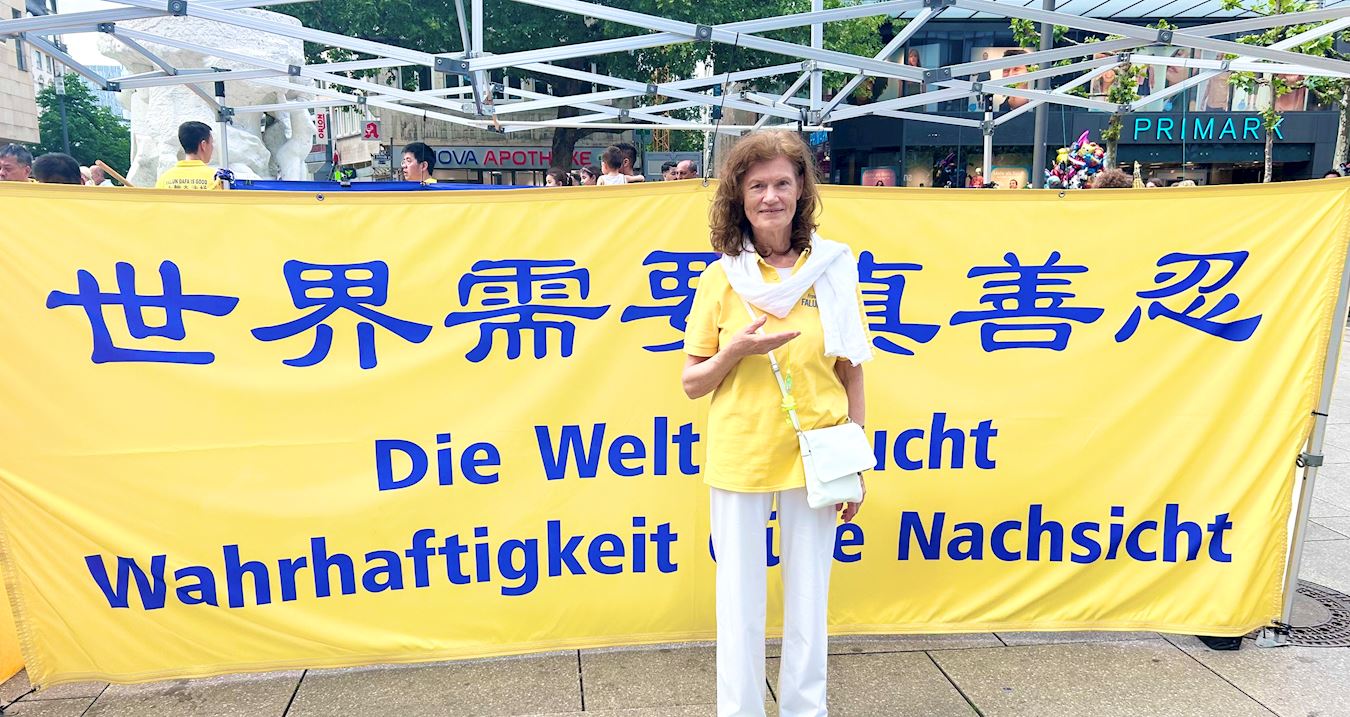 '图19:德国法轮功学员瓦尔陶特(Waltraud)感恩李洪志师父救度并祝师父生日快乐。'