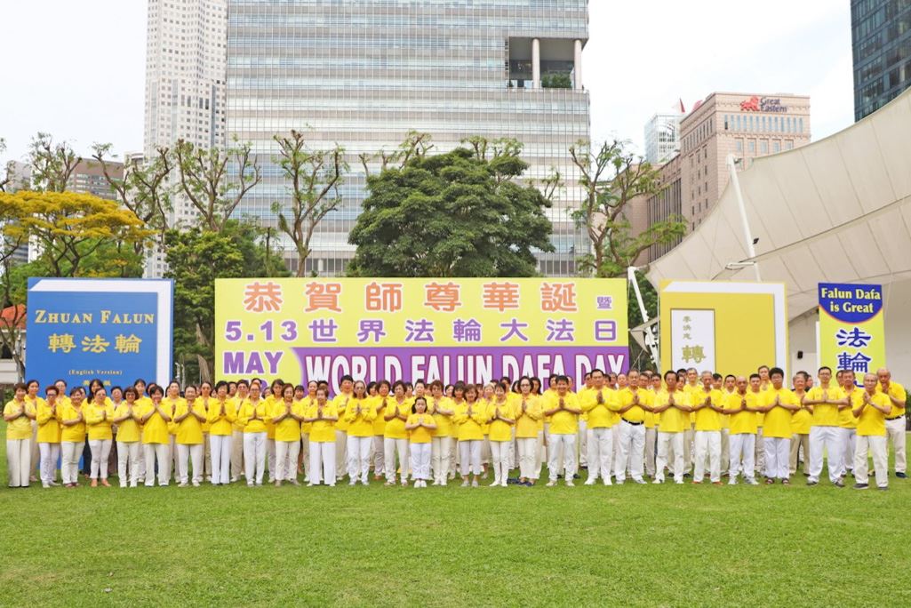 '图1:二零二五年五月六日下午,新加坡部份法轮功学员在芳林公园举办活动,庆祝法轮大法弘传世界三十三周年。图为学员们双手合十齐声恭祝师父生日快乐。'