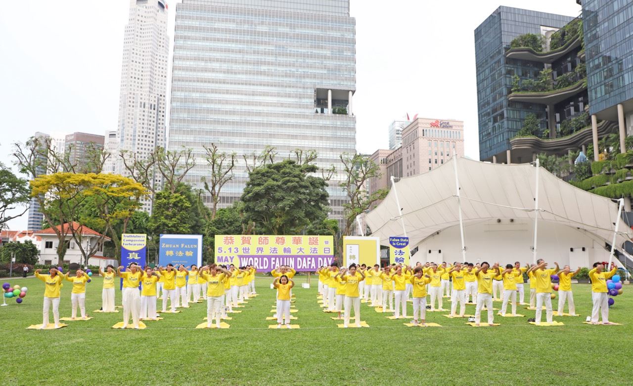'图2~3:学员们集体炼功,迎接世界法轮大法日的到来。'