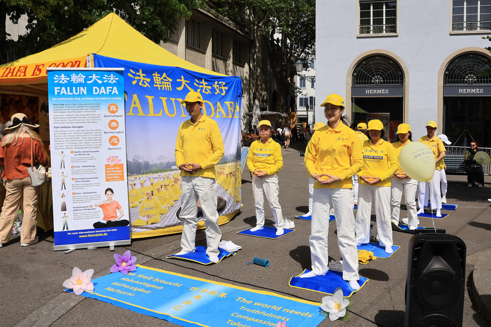 图2~3:闹市中平静祥和的功法演示,让人感受到大法的美好