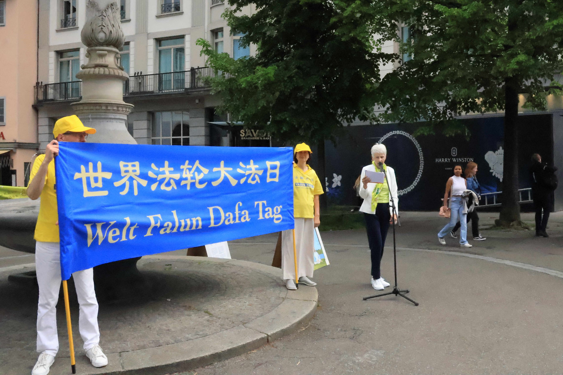 图4~5:通过演讲让人了解法轮大法是什么及世界法轮大法日的由来