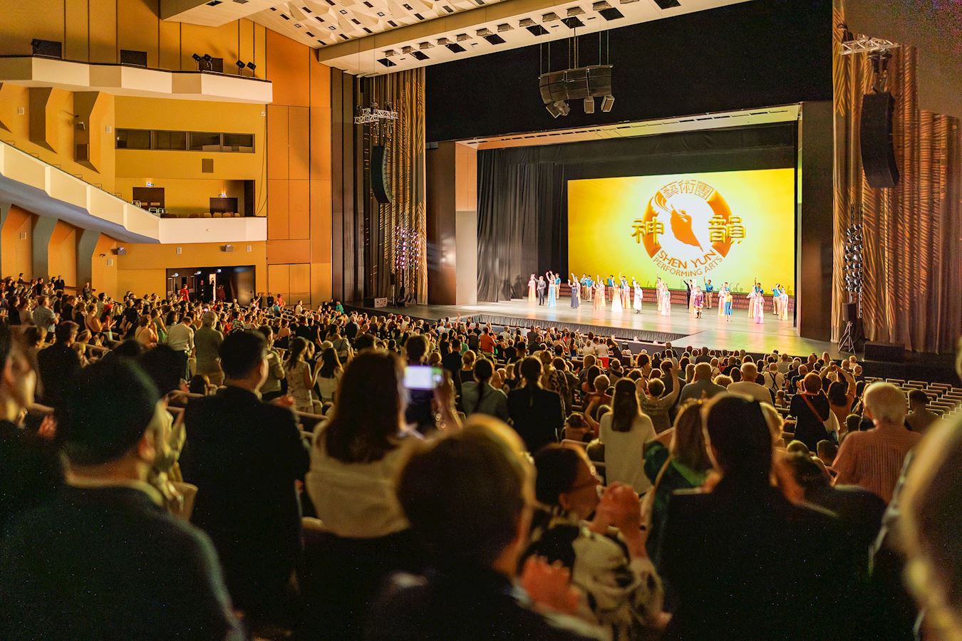 '图3:二零二五年五月一日下午,神韵巡回艺术团在捷克首都布拉格会议中心(Teatro Ópera)的第二场演出爆满,谢幕时观众们起立鼓掌欢呼。'