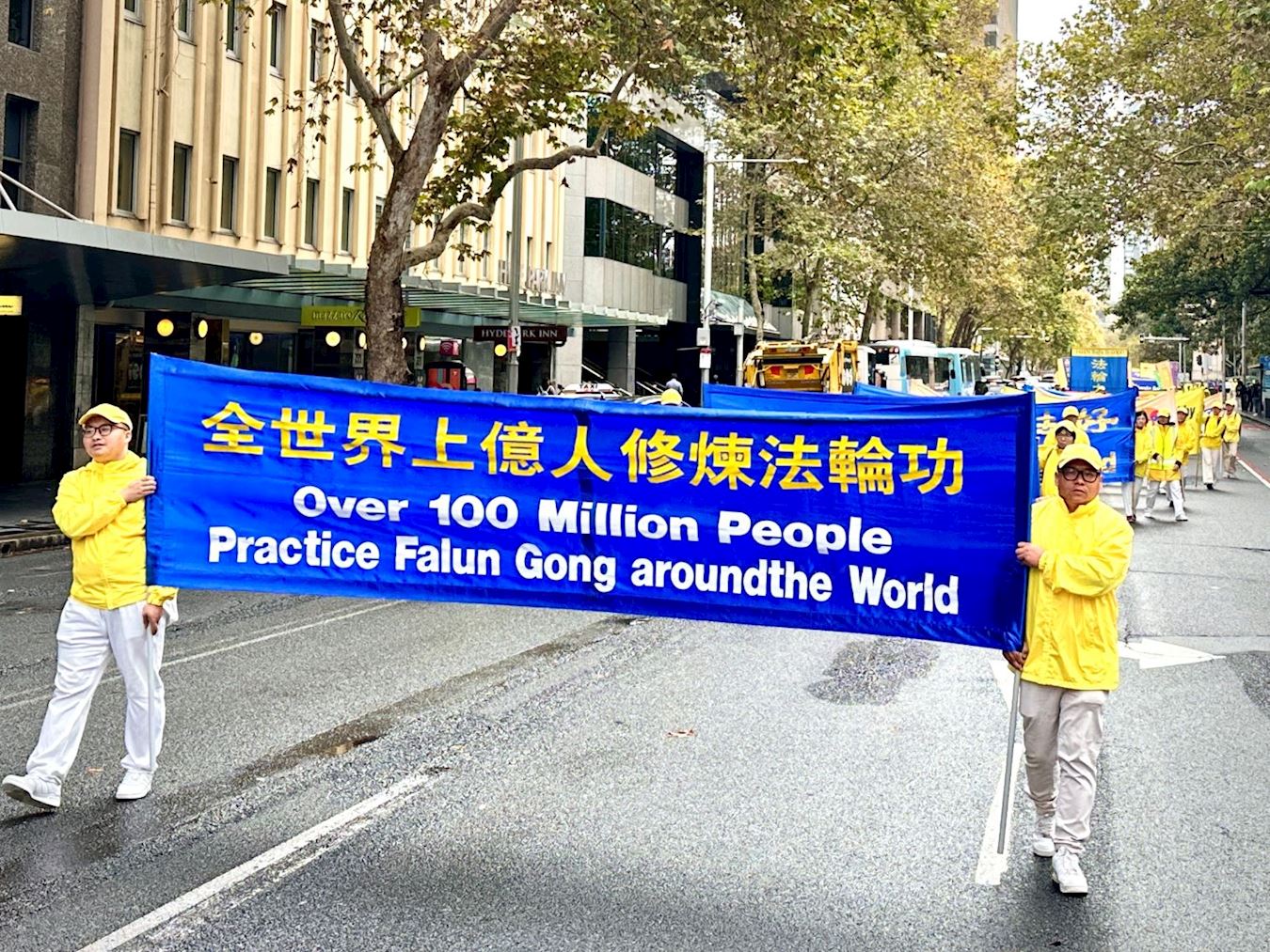 '图2~12;悉尼法轮功学员举行盛大游行,欢庆法轮大法弘传世界三十三周年暨第二十六届世界法轮大法日。'