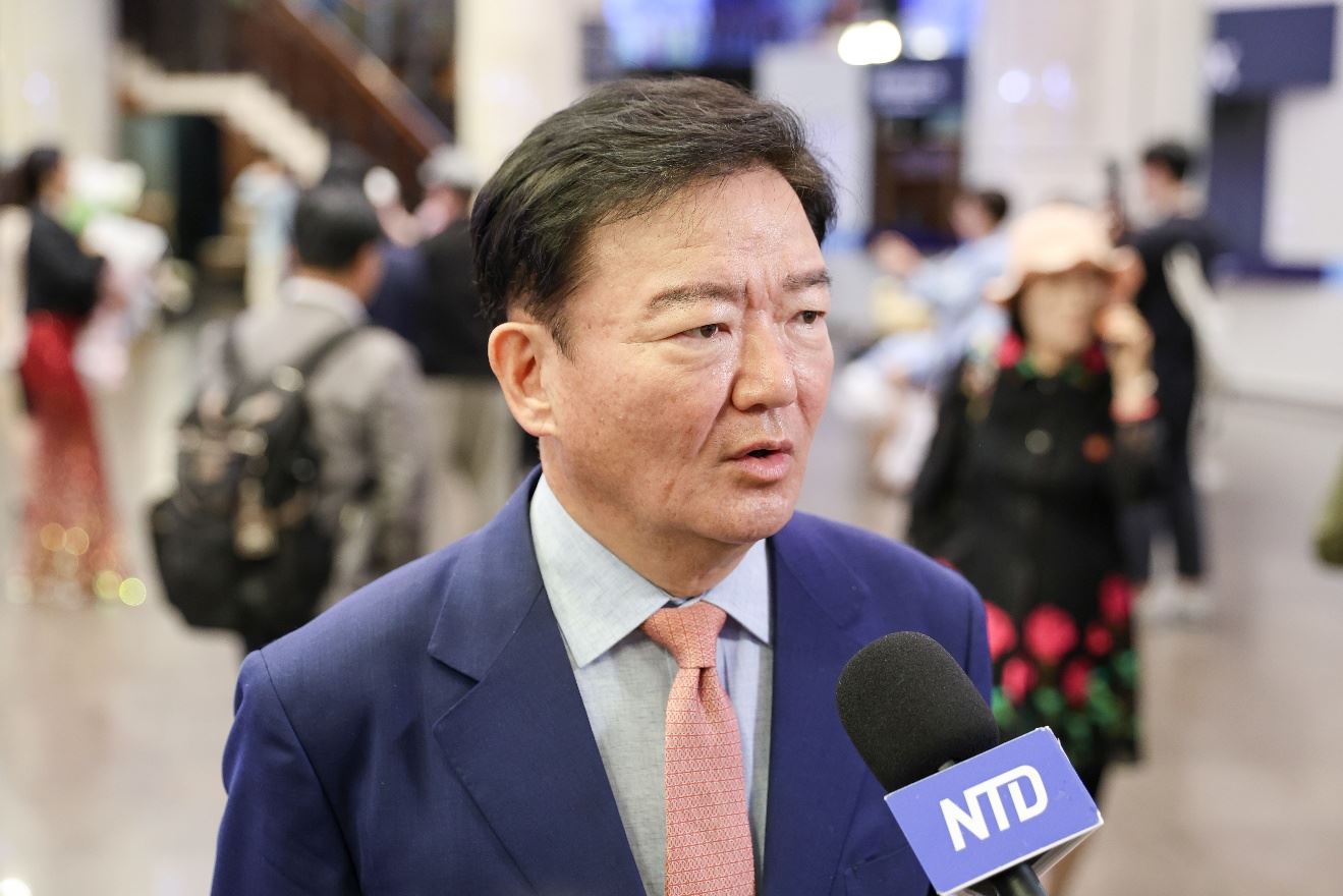 '图3:韩国前国会议员、青瓦台前发言人闵庚旭参加第五届首尔翠雀花国际电影节开幕式后接受采访。'