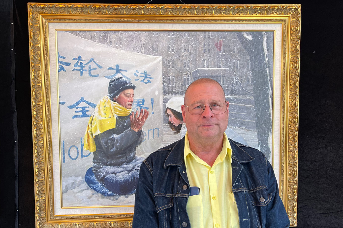 图5:六月十五日,纽约州前惩教官劳伦斯(Lawrence)参观了在新世纪举办的“真善忍国际美术展”。