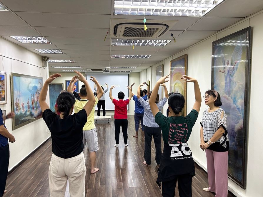 '图2:参加九天班的学员正在学炼法轮功第二套功法——法轮桩法。'
