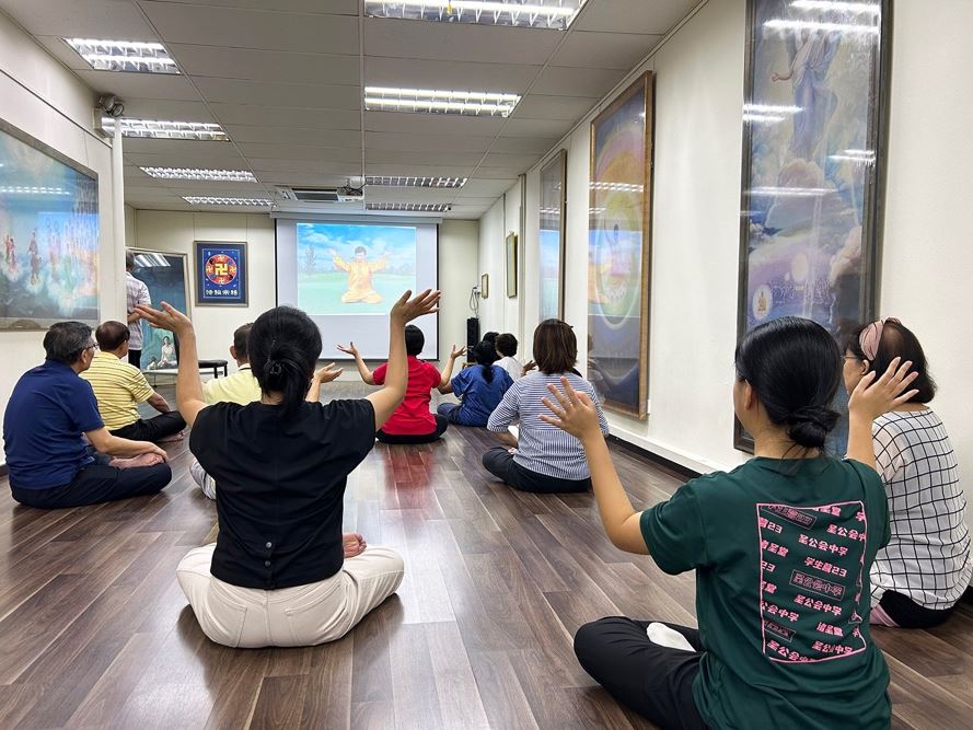 '图3:参加九天班的学员正在学炼法轮功第五套功法——神通加持法。'