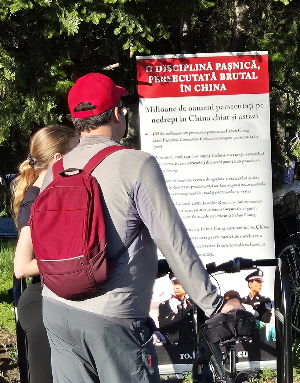 图7:二零二五年五月三十一日,在布加勒斯特,路人驻足阅读法轮功真相展板。