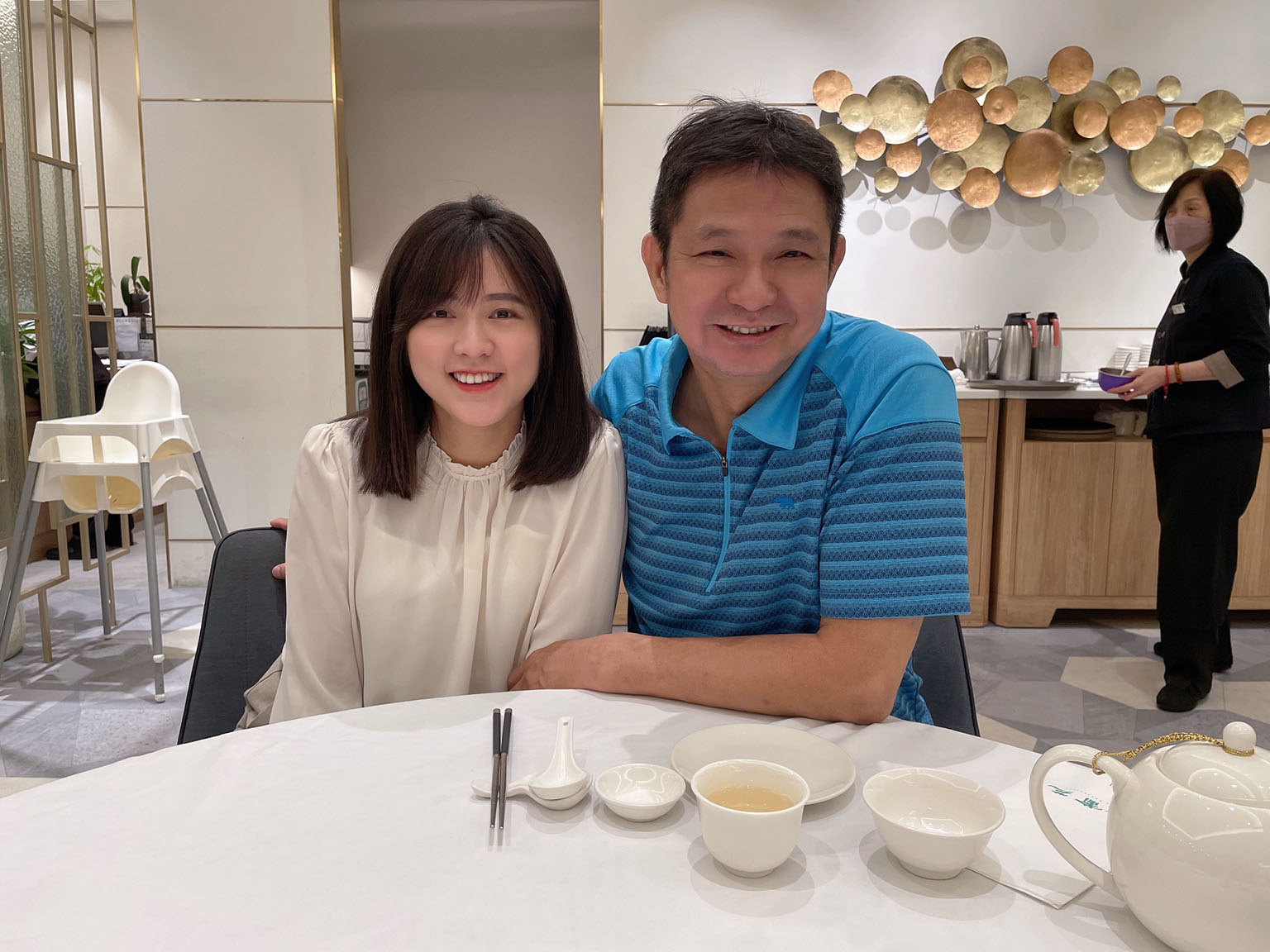 图2:赵洽成(右)和女儿赵庭誉(左)。修炼后,赵洽成常提醒孩子要用“真、善、忍”的信念面对生活中的难关。
