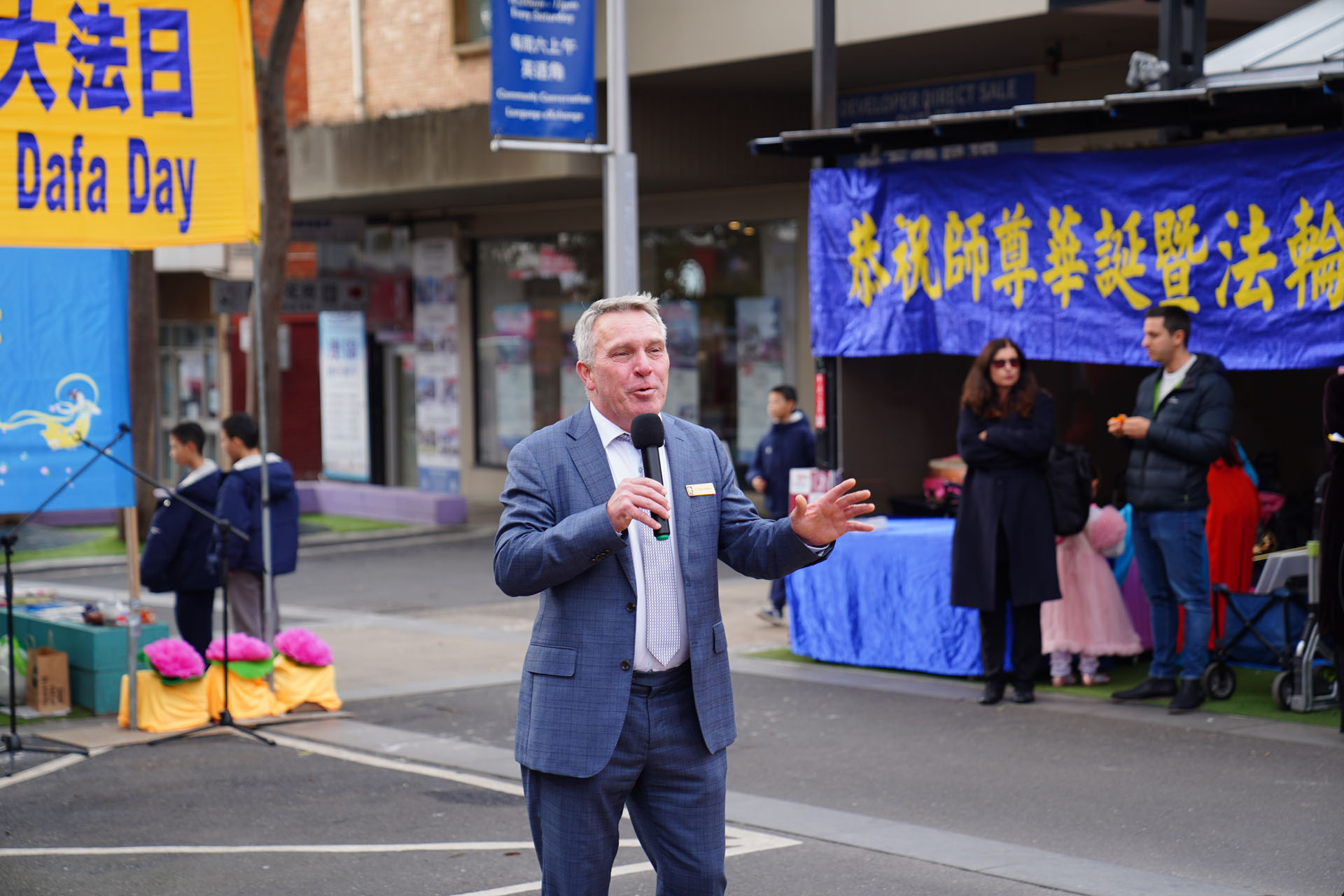 图11:二零二五年五月三十一日,白马市市议员布莱尔·巴克(Cr Blair Barker)在5.13庆典上致辞。