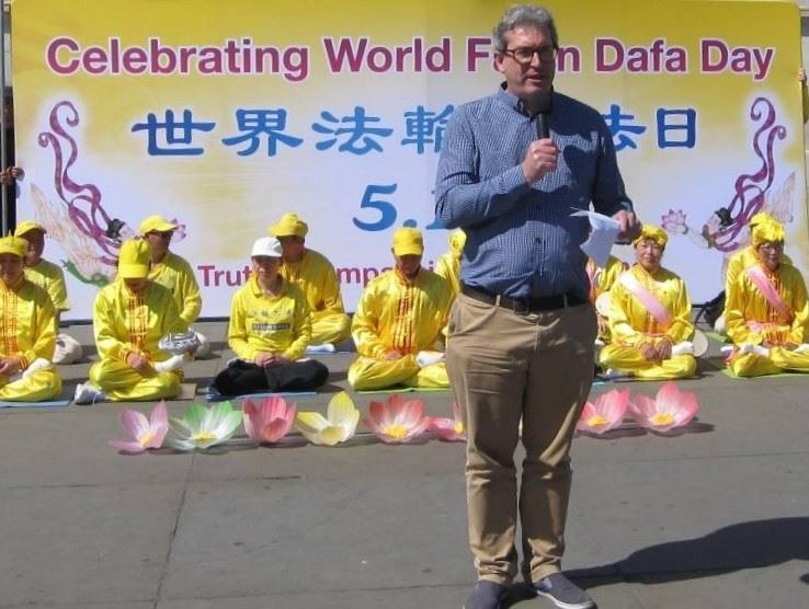 '图1:英国保守党人权委员会副主席本尼迪克特·罗杰斯(Benedict Rogers)表示,真、善、忍是人类共同的信仰。'