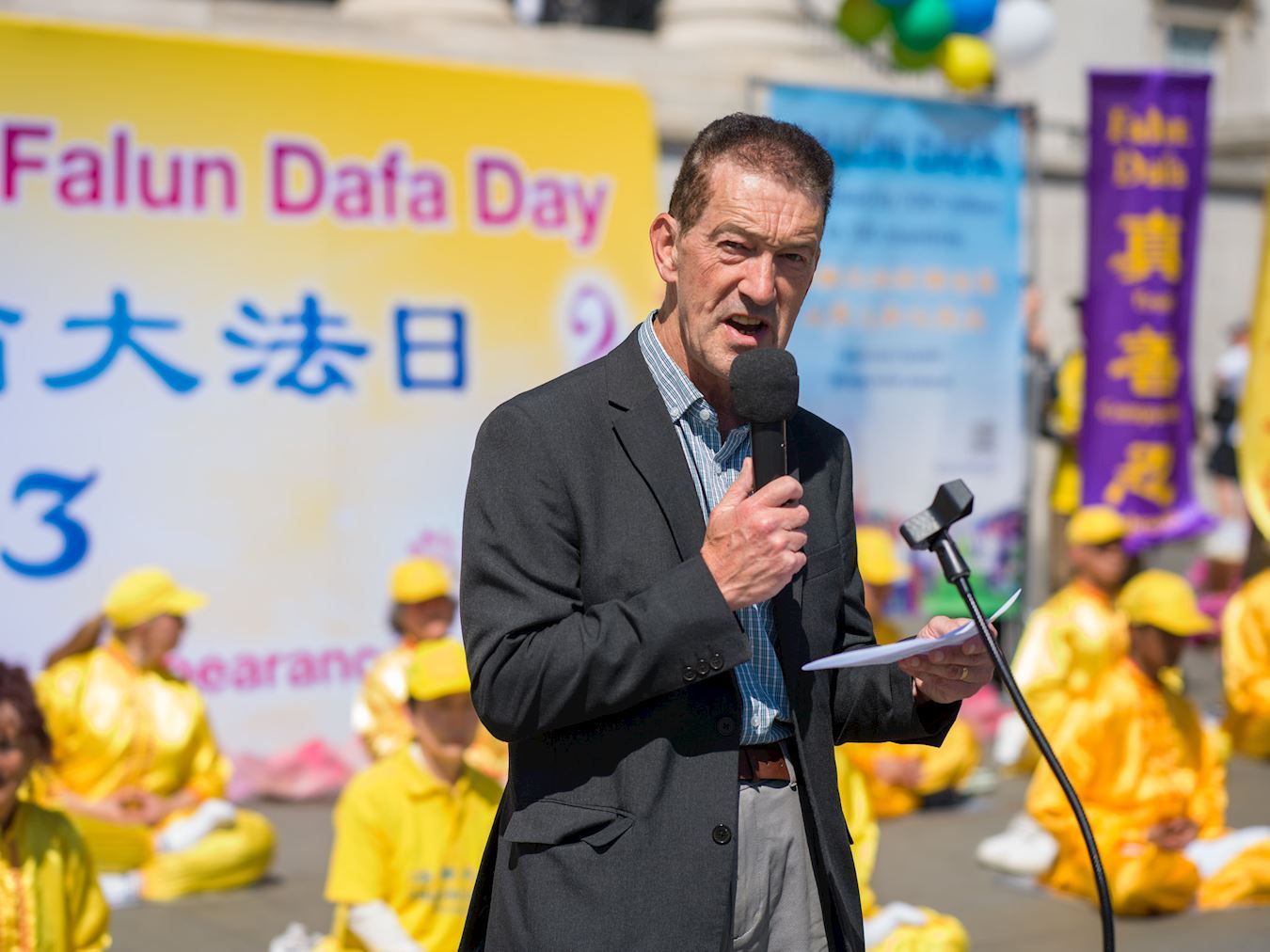 '图2:欧洲法轮功之友主席约翰·迪(John Dee)感激李洪志先生,并祝愿他生日快乐。'