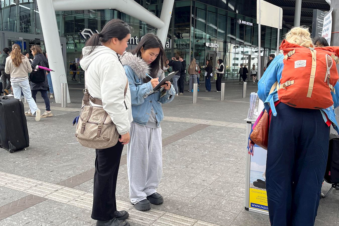 '图4~9:不少路人纷纷在请愿书上签名,表达对法轮功的支持。'