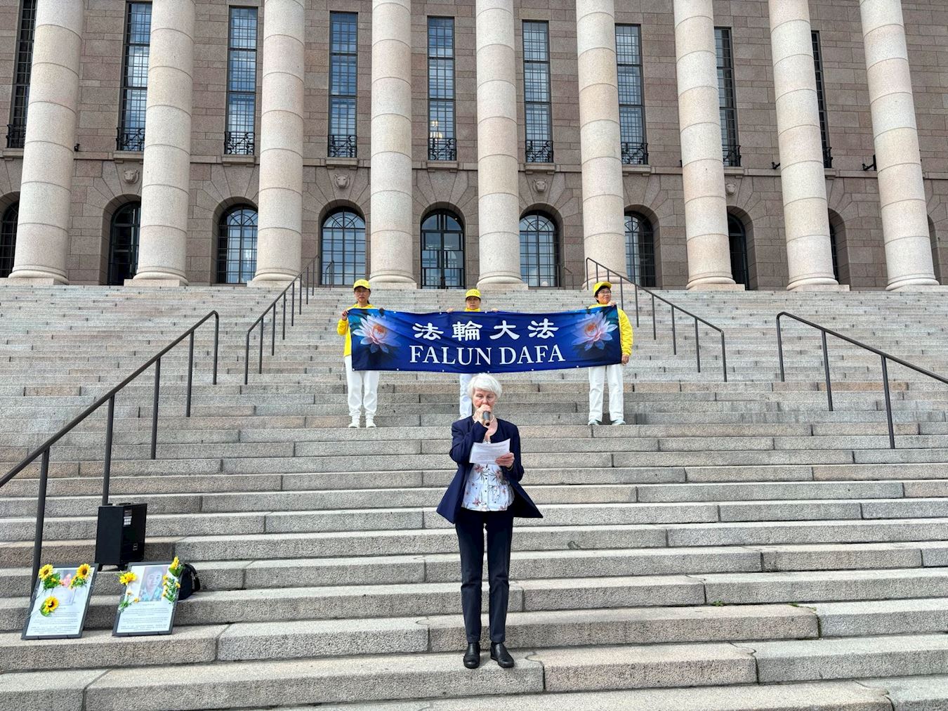 '图2:芬兰法轮大法协会主席西妮卡·苏恩塔卡宁(Sinikka Suontakanen)在现场发表演讲'