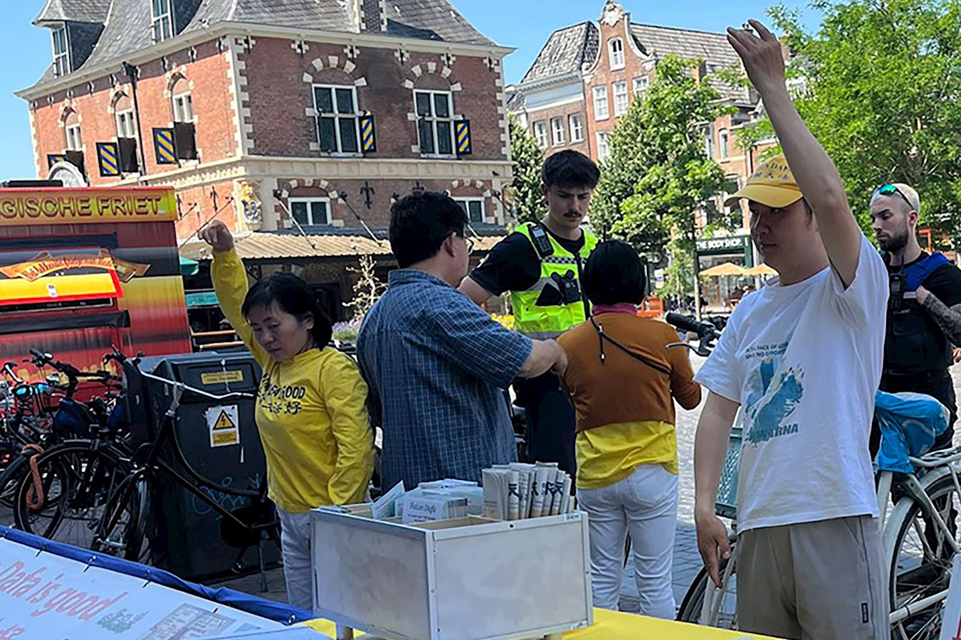 '图7:在街上巡逻的警察也被吸引来,完成例行检查后对学员竖起拇指。'