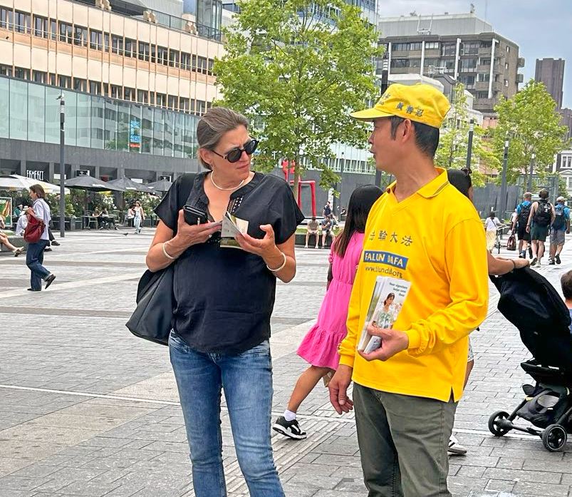 '图3:玛戈·波特正在了解真相,接受采访。'
