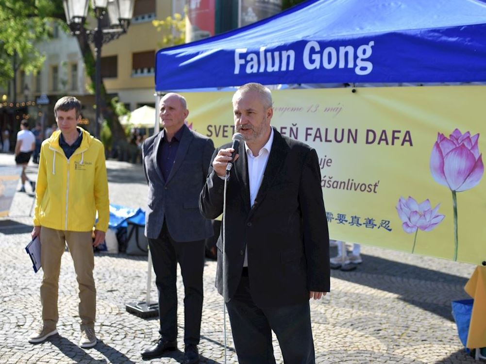 '图6:斯洛伐克国会议员翁德雷‧多斯塔尔(Ondrej Dostál)到场祝贺。'