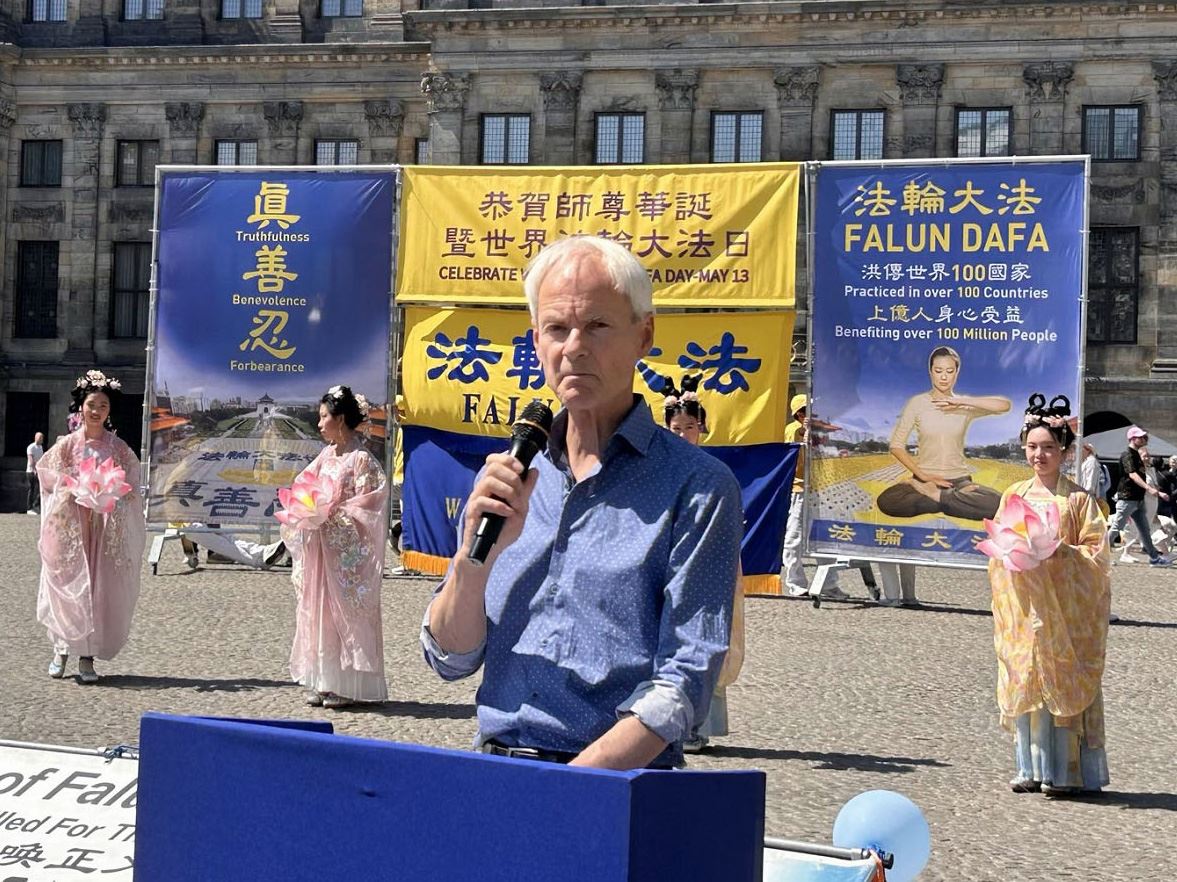 '图8:前荷兰国会众议院议员亨利‧范‧博梅尔(Harry van Bommel)到场祝贺。'