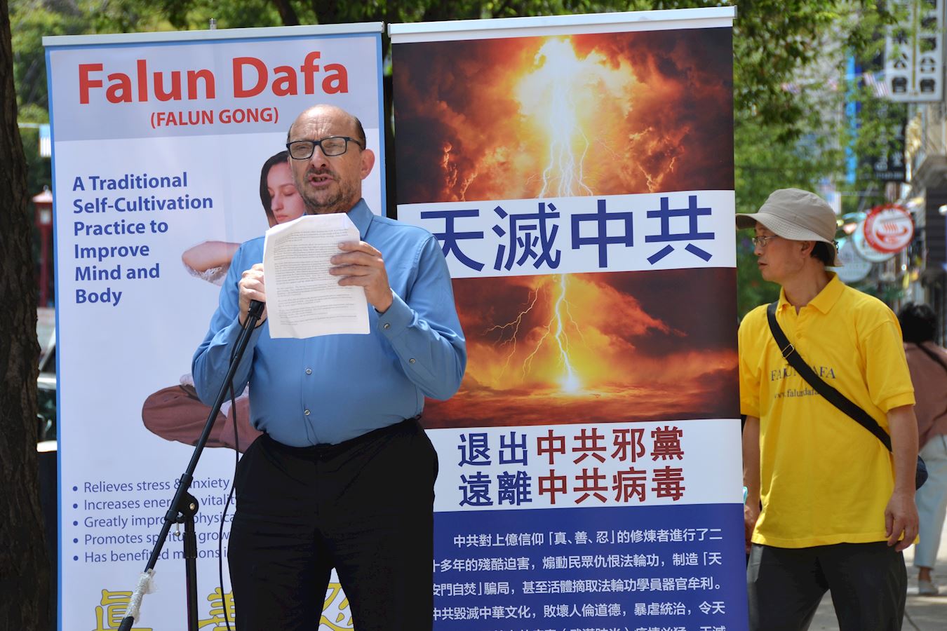 '图5:二零二五年六月二十八日,大费城地区部份法轮功学员在费城唐人街集会,呼吁国际社会制止中共长达二十六年的非法迫害。图为拉萨尔大学(La Salle University)政治学系主任马克·托马斯博士在集会上讲话,谴责中共对法轮功的跨国迫害。'