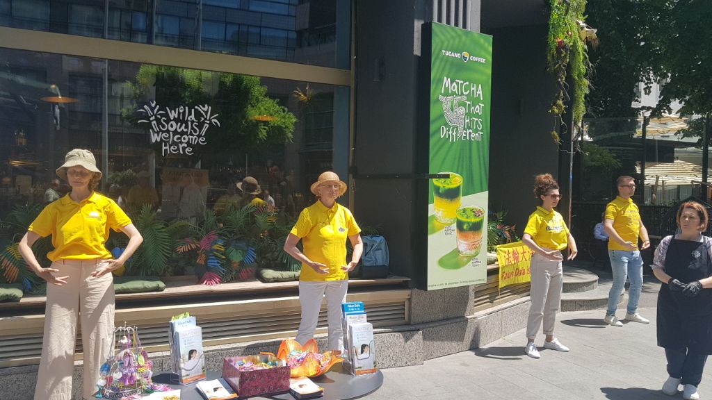 图1~4:二零二五年六月二十二日,罗马尼亚法轮功学员在布加勒斯特的维多利亚大道上举办讲真相活动