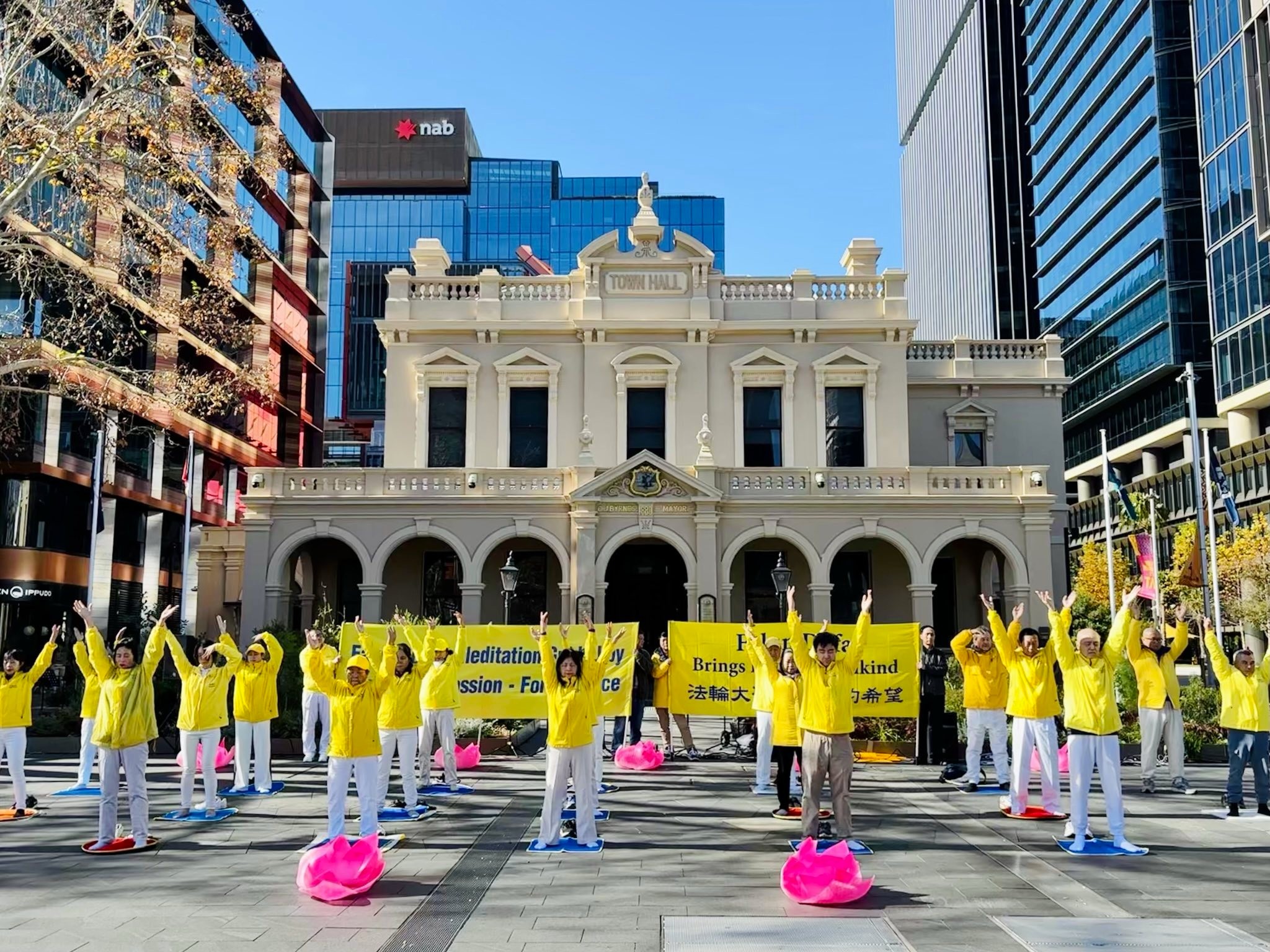 图1:法轮功学员在帕拉马塔市政厅广场展示法轮功祥和的功法