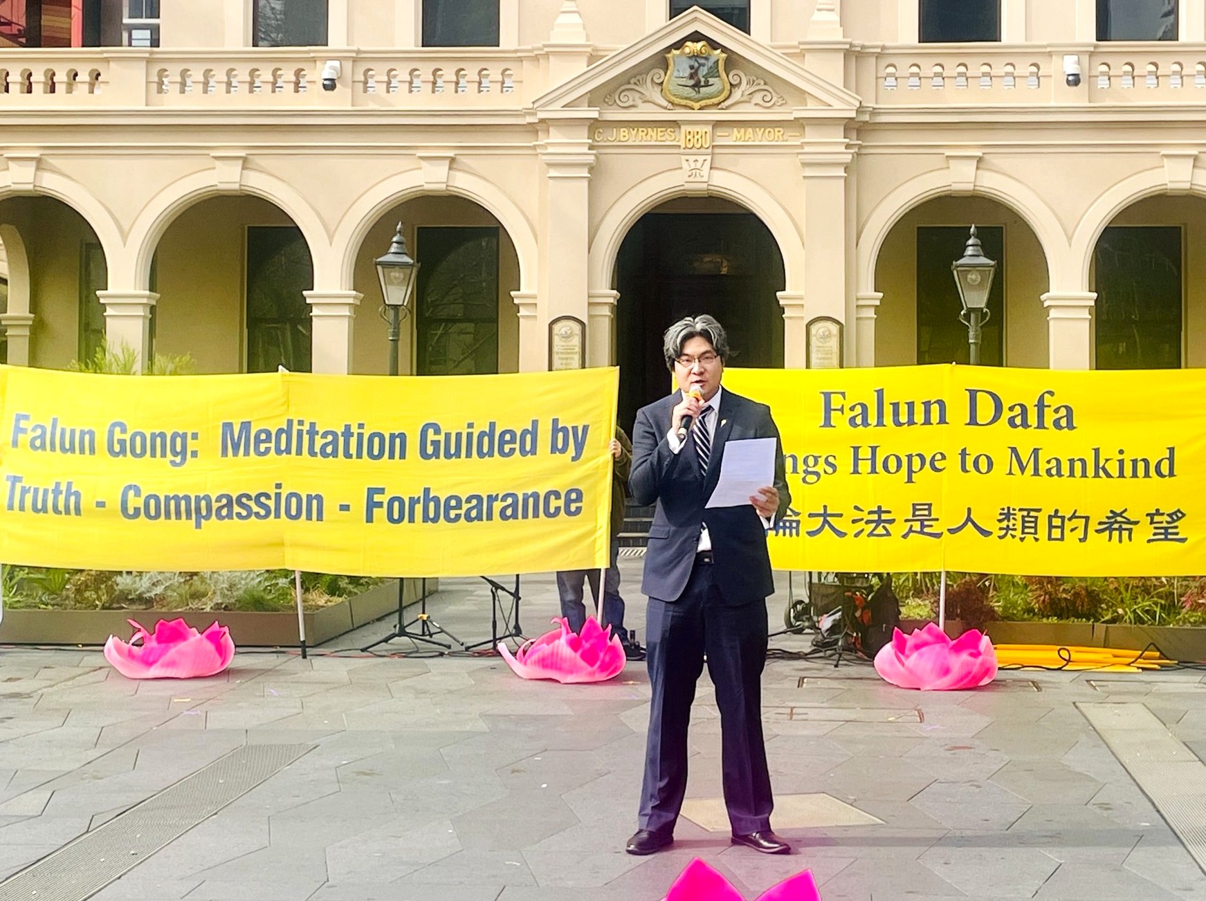 图4:联邦大选候选人罗先生在演讲