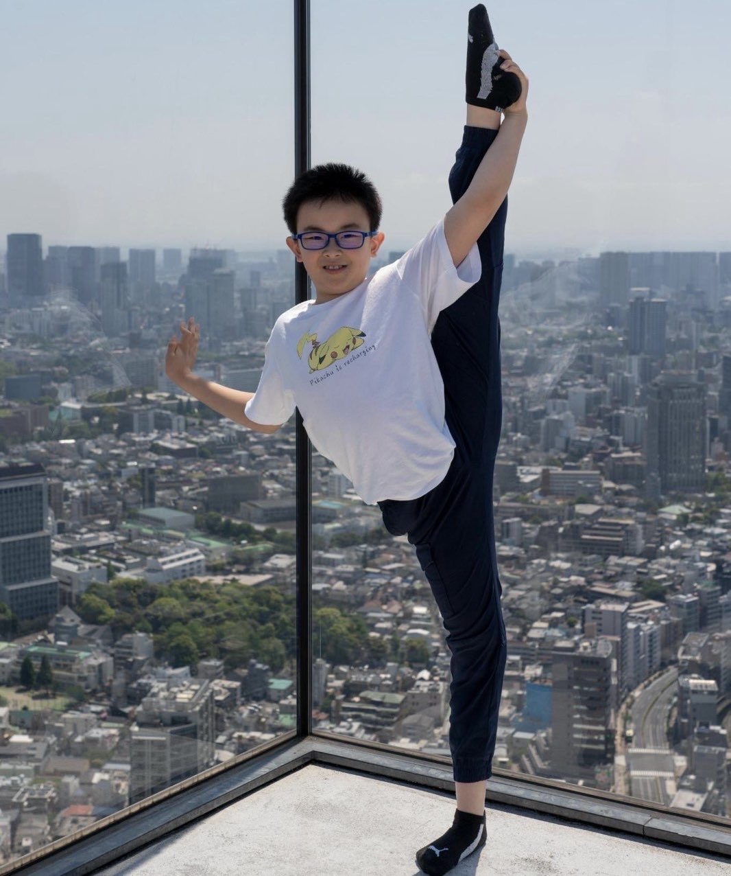 图6:子翔突破自己,让双腿更加柔韧,他希望长大后可以去神韵跳舞