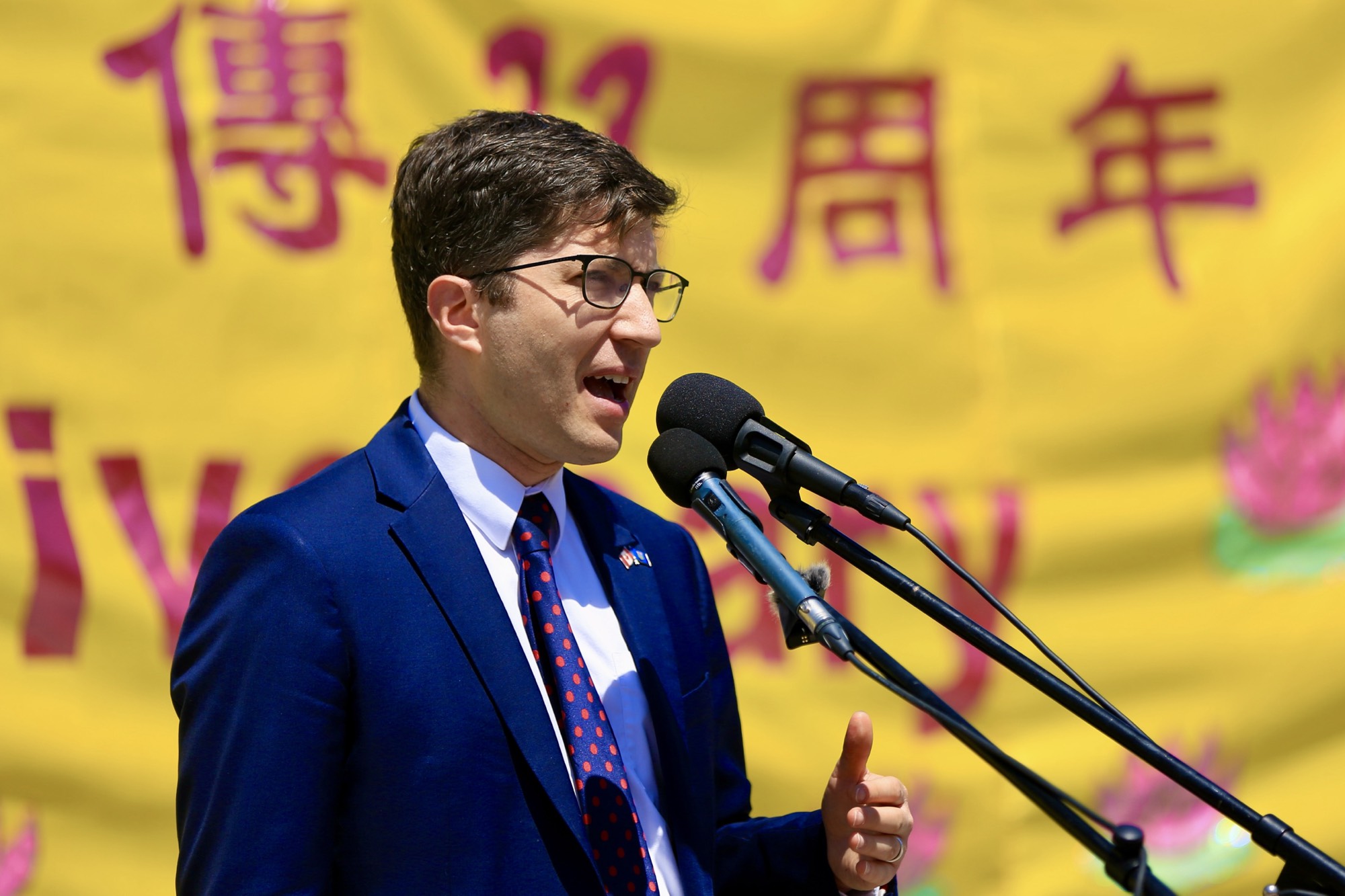 图1:二零二五年五月二十八日,国会法轮功之友联合主席、国会议员吉尼斯(Garnett Genuis)在法轮大法洪传三十三周年庆典上演讲。