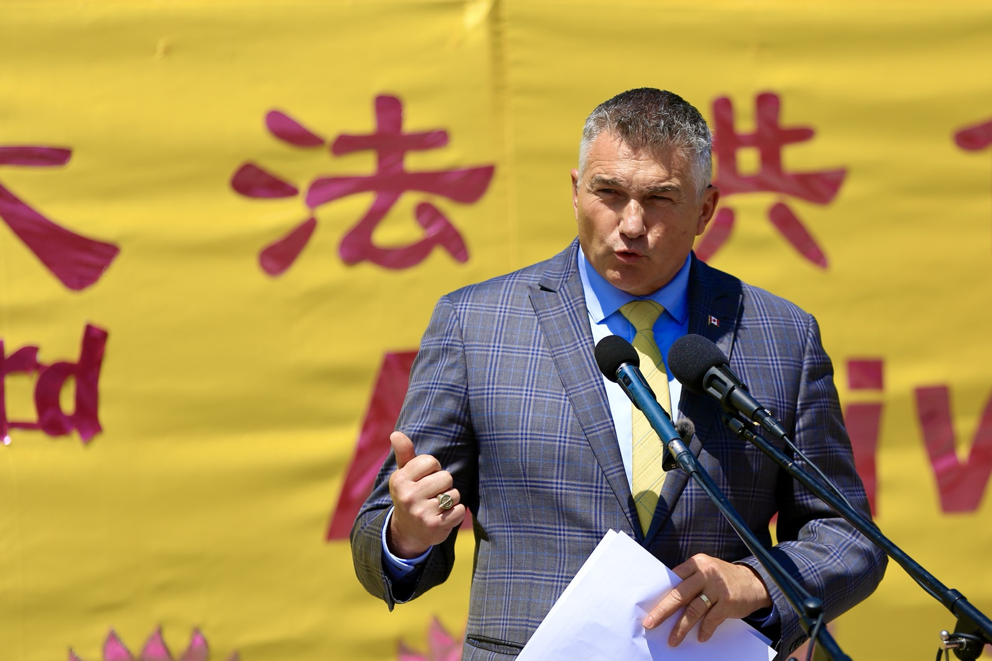 图3:二零二五年五月二十八日,保守党国防事务影子内阁部长、国会议员比赞(James Bezan)在法轮大法洪传三十三周年庆典上演讲。