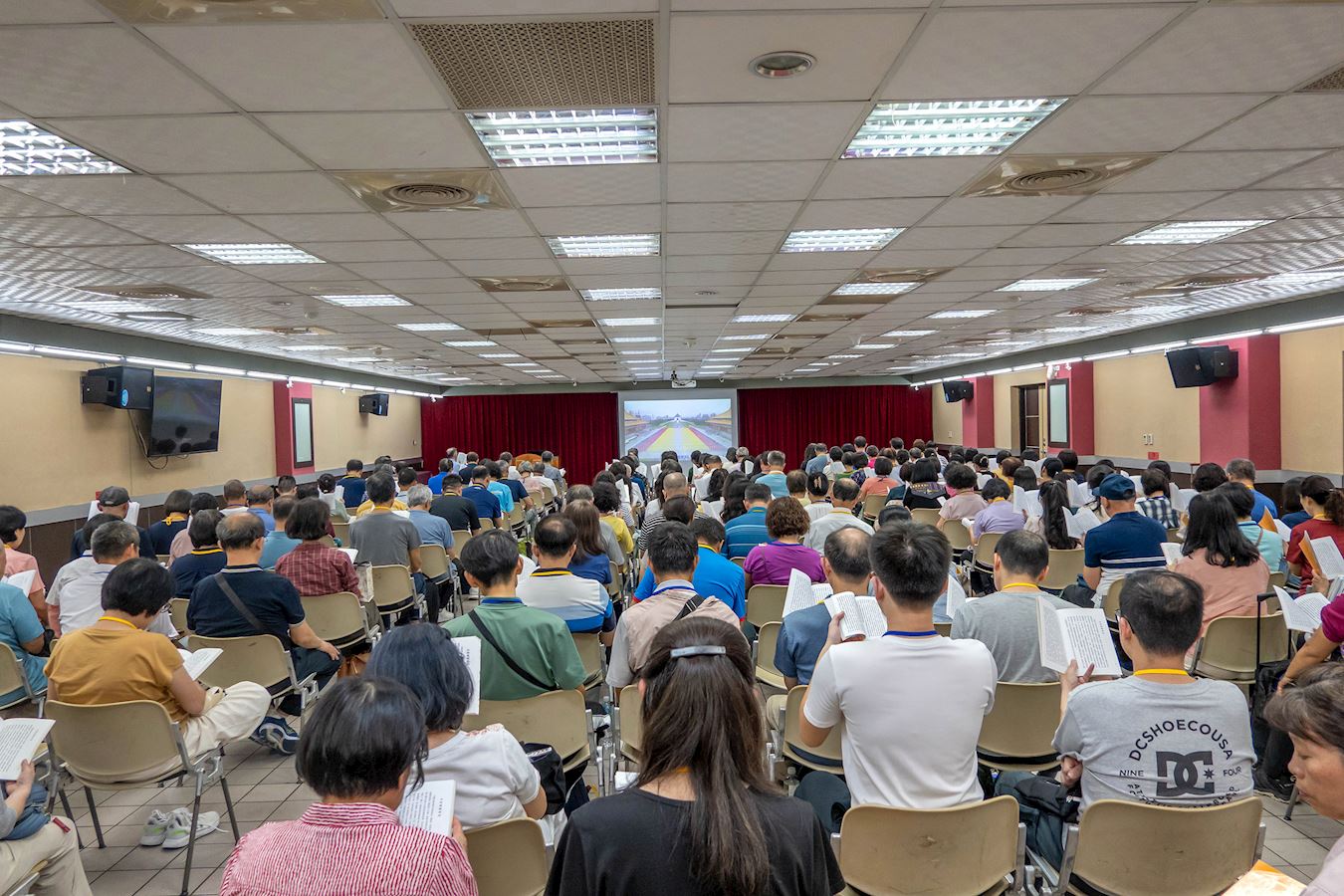 '图2~3:六月二十九日下午举行大组学法交流。'