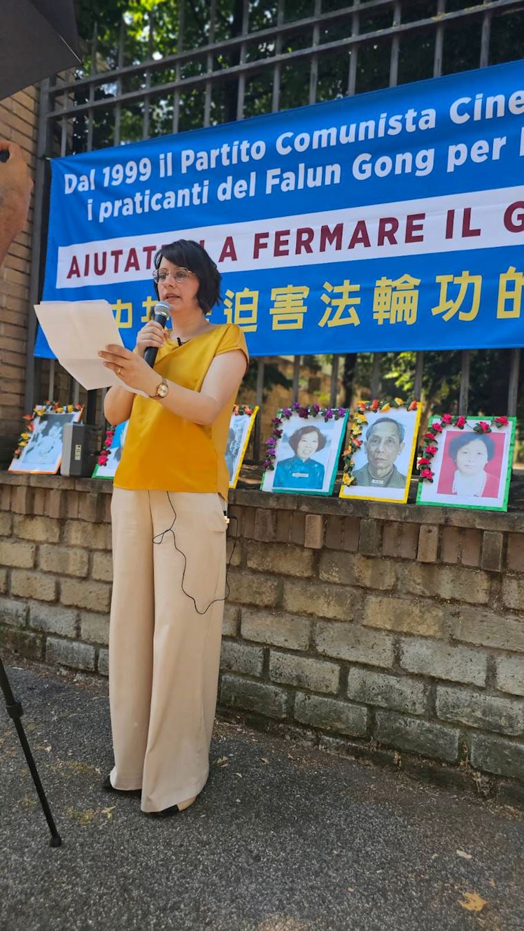 '图3:意大利法轮大法学会主席卡特琳娜·安杰拉科普洛(Katerina Angelakopoulou)女士发言'