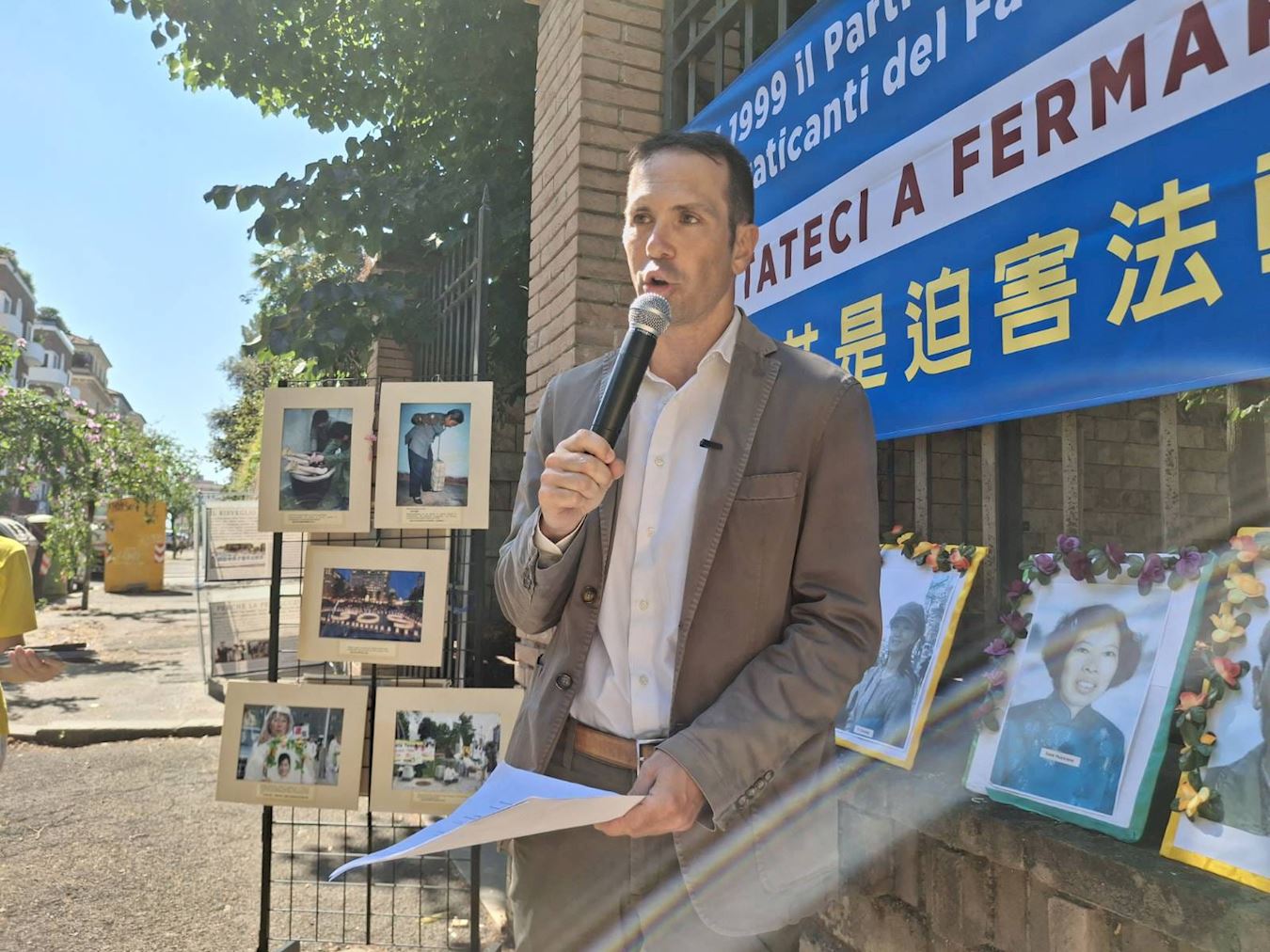 '图4:皮特兰杰罗·马萨罗(Pietrangelo Massaro)来到中共大使馆前法轮功学员集会现场并发言'