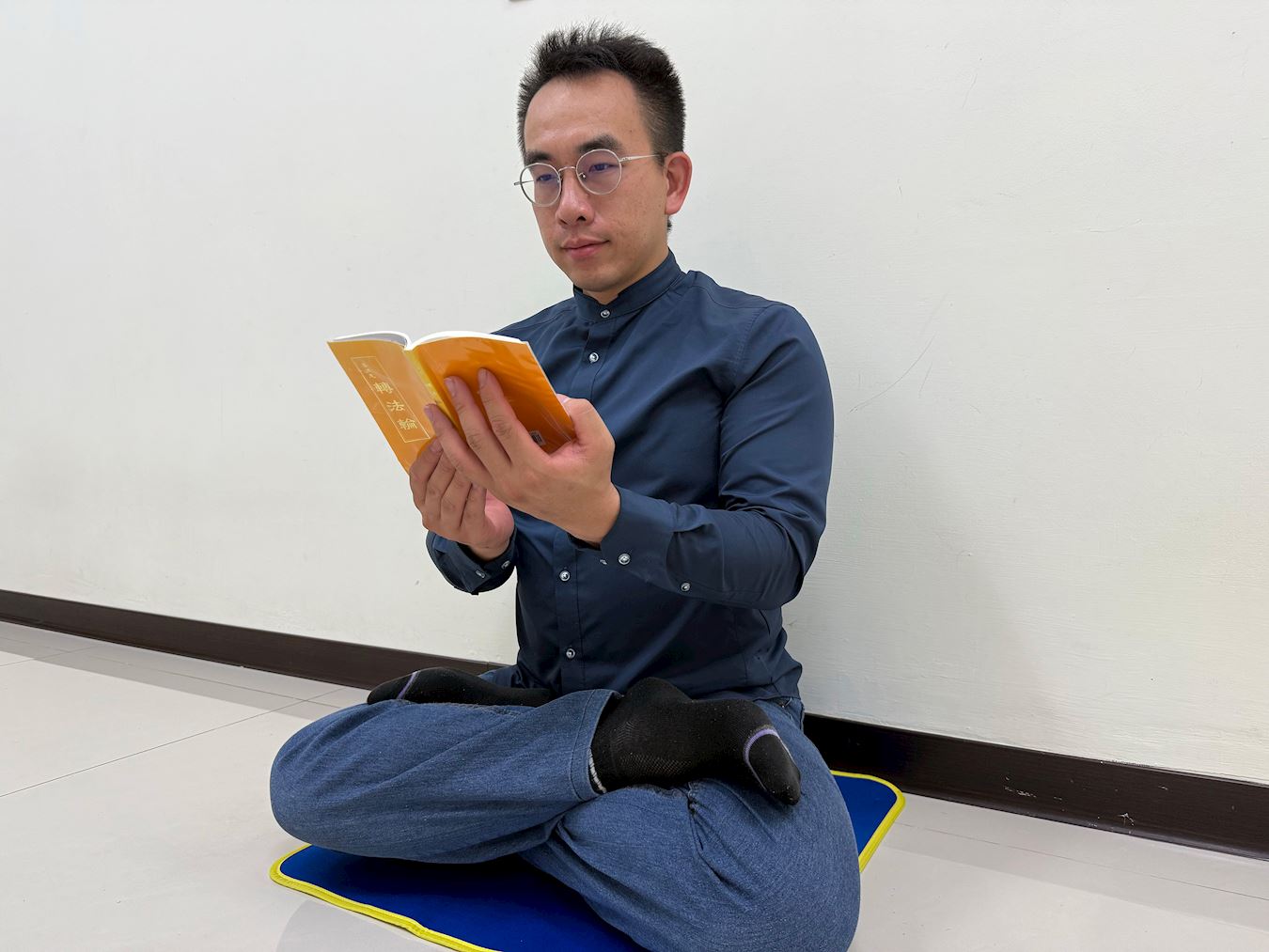 '图1:张嘉升表示《转法轮》是一本能够改变人生的书。'