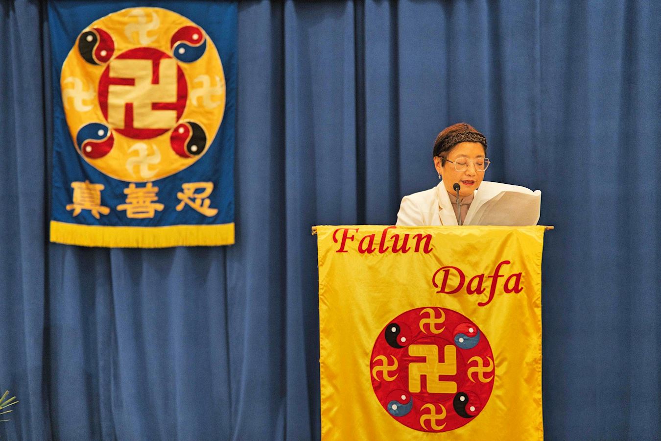 '图3~7:法轮功学员正在交流自己的修炼心得体会。'