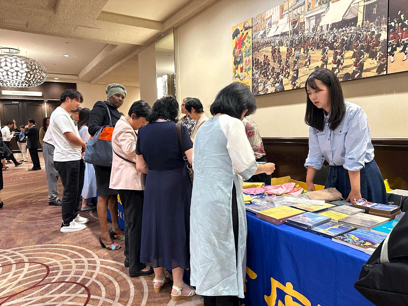 '图:法源书店在加拿大法会期间设立书摊,各地法轮功学员踊跃购买大法书籍。'